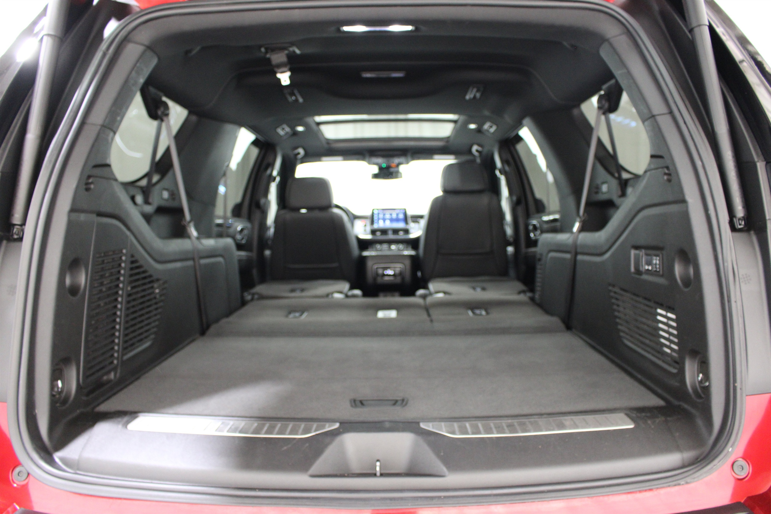 2024 Chevrolet Suburban RST - Photo 25