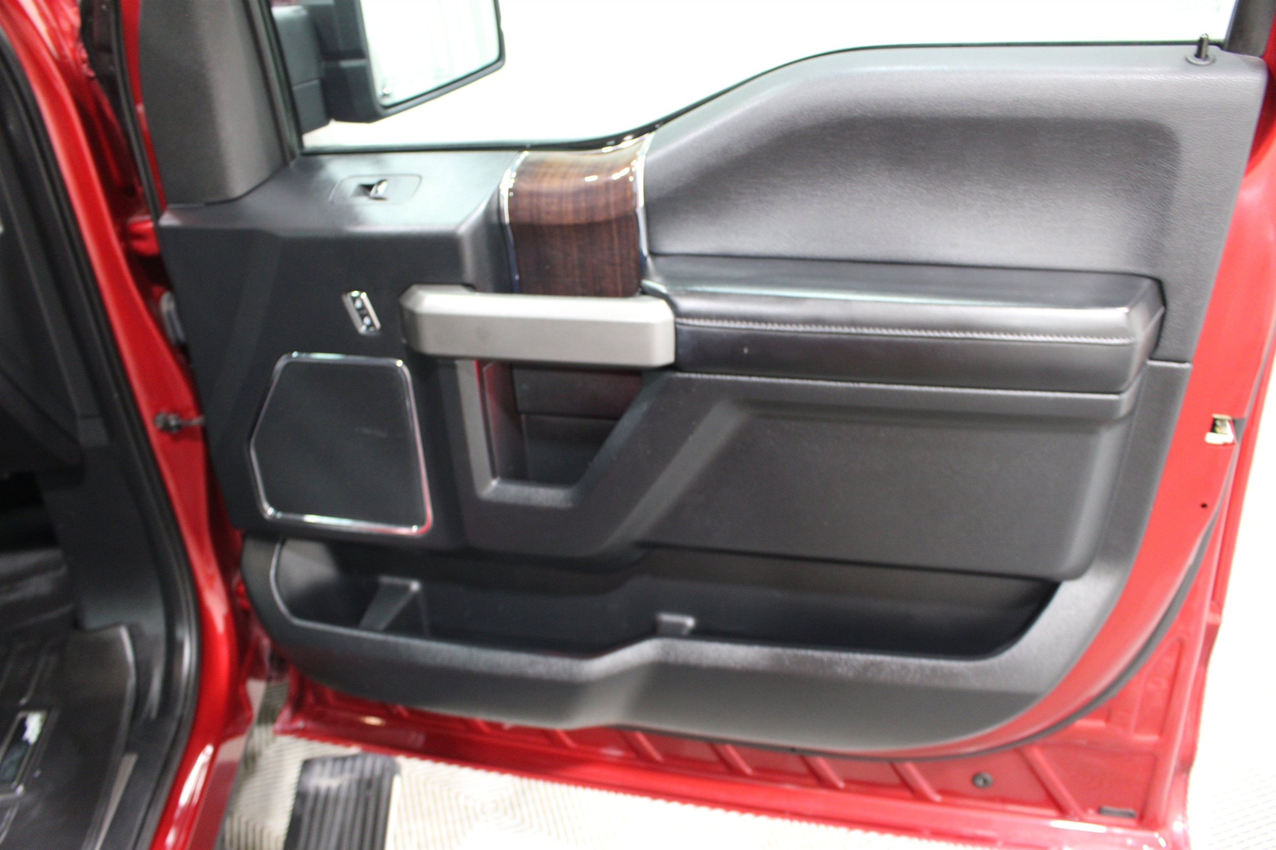 2015 Ford F-150 Platinum - Photo 28