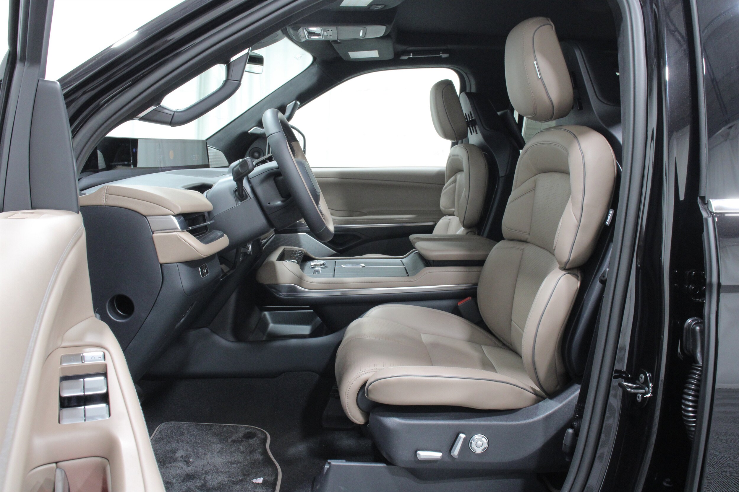 2025 Lincoln Navigator Black Label photo 2