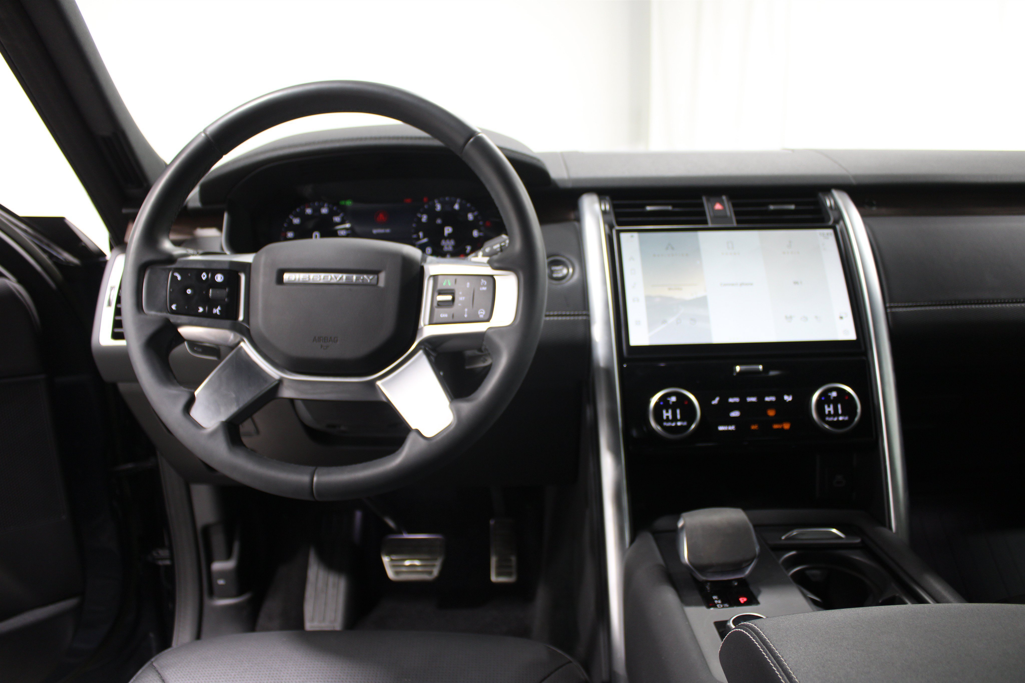 Used 2024 Land Rover Discovery Dynamic SE SUV
