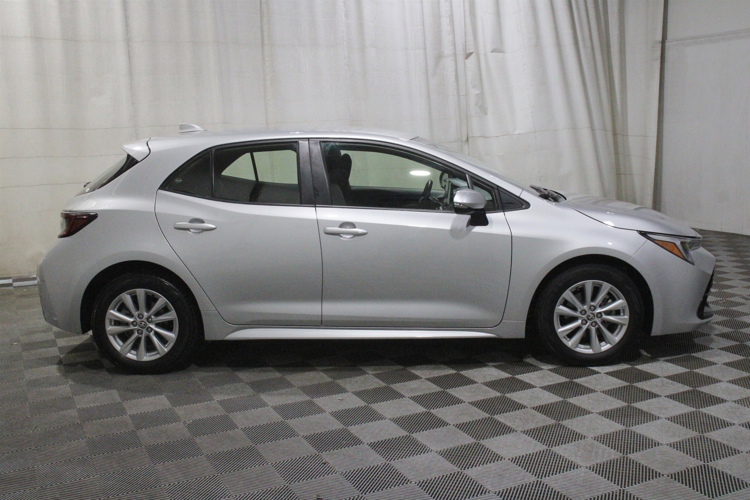 2024 Toyota Corolla Hatchback SE - Photo 30