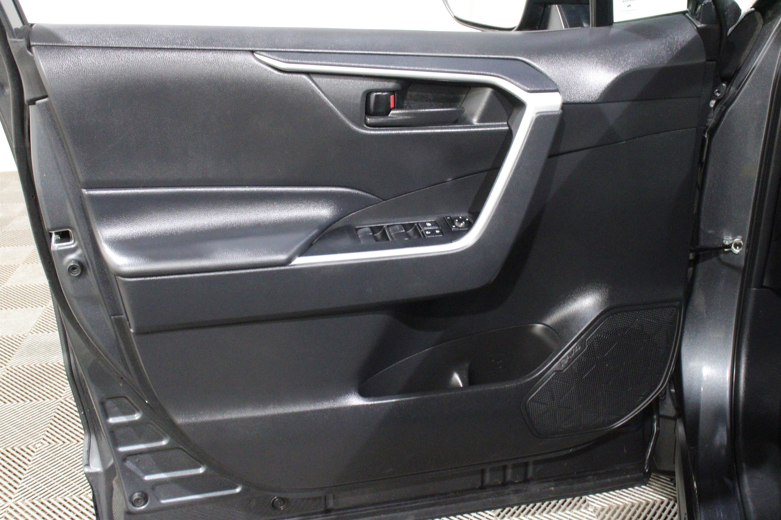 2024 Toyota RAV4 LE - Photo 6