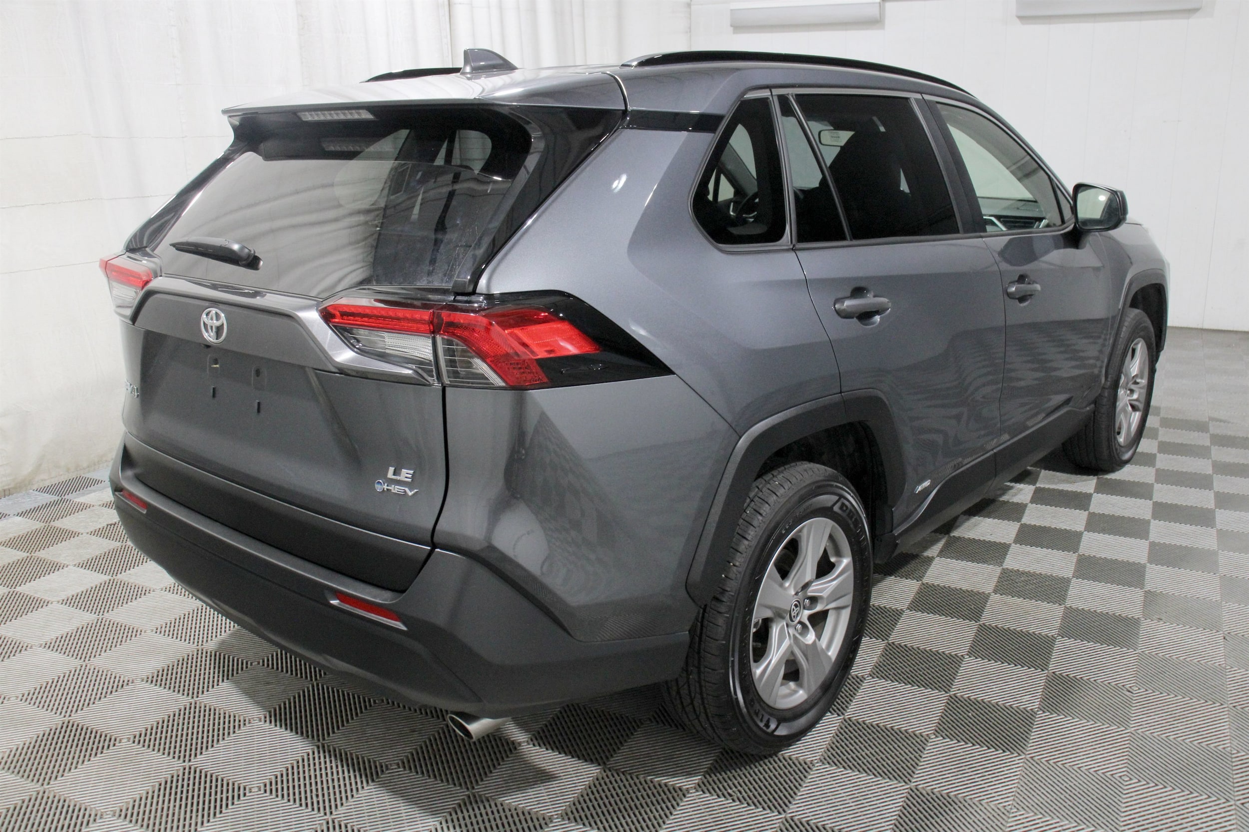2025 Toyota RAV4 LE - Photo 32