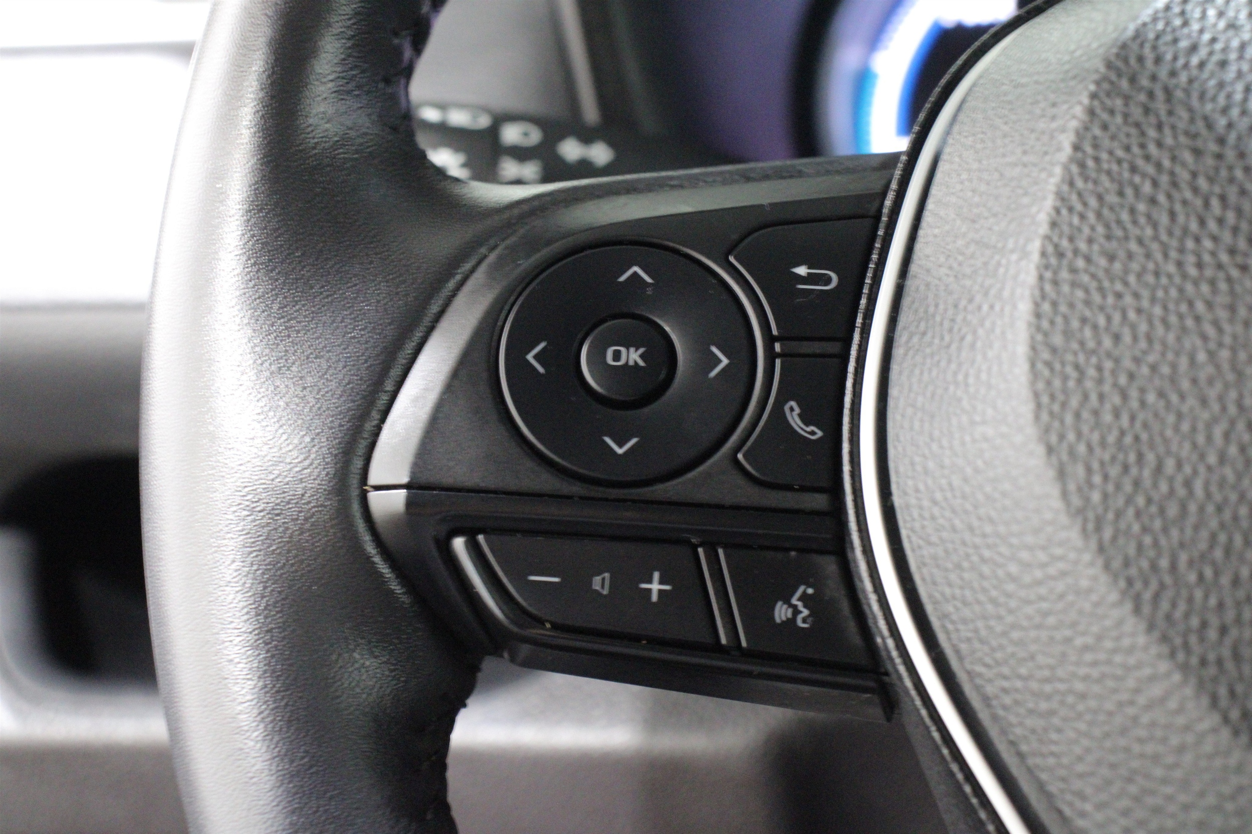 2025 Toyota RAV4 XLE - Photo 9