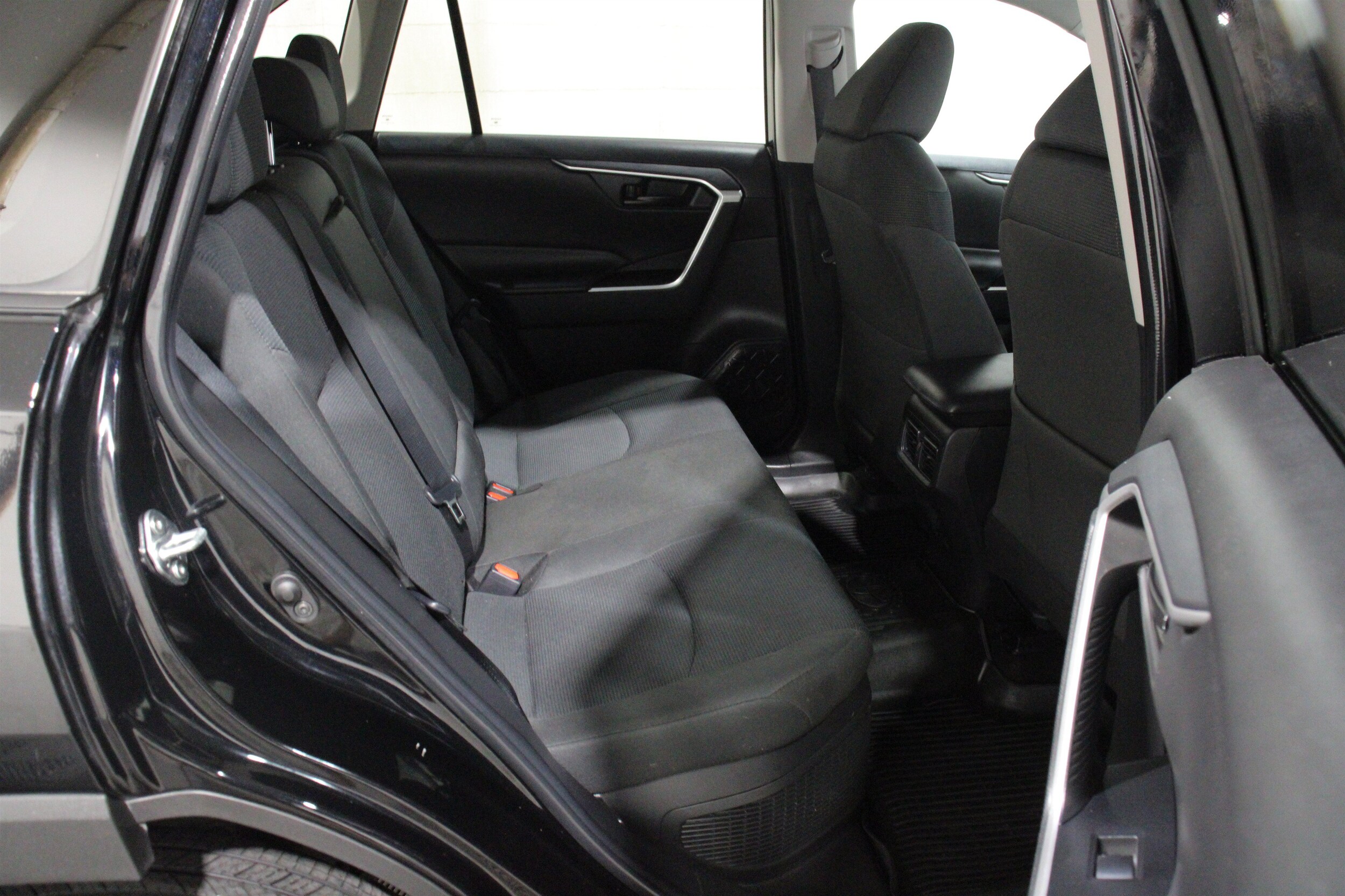 2024 Toyota RAV4 LE - Photo 24