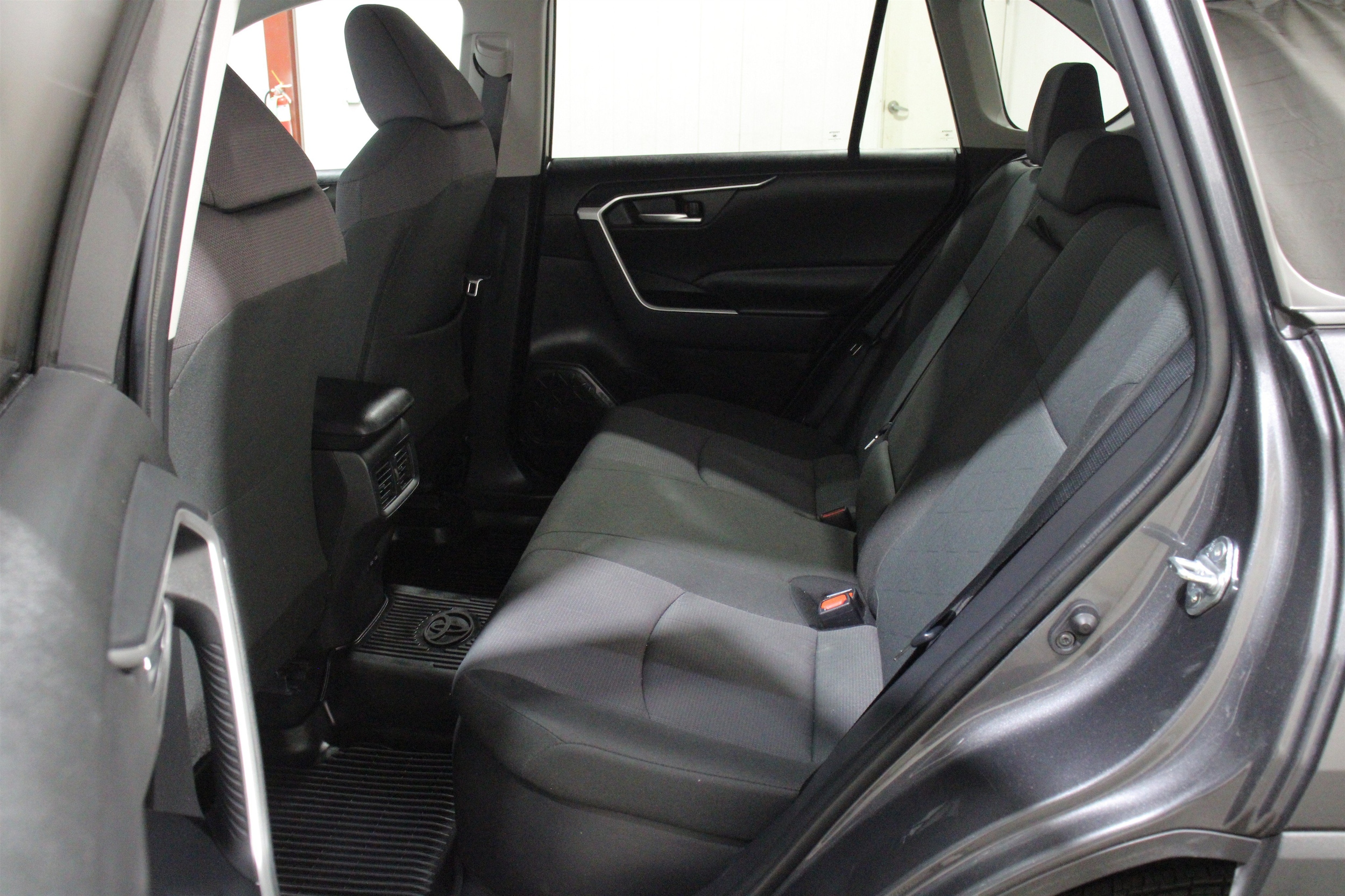 2025 Toyota RAV4 XLE - Photo 24