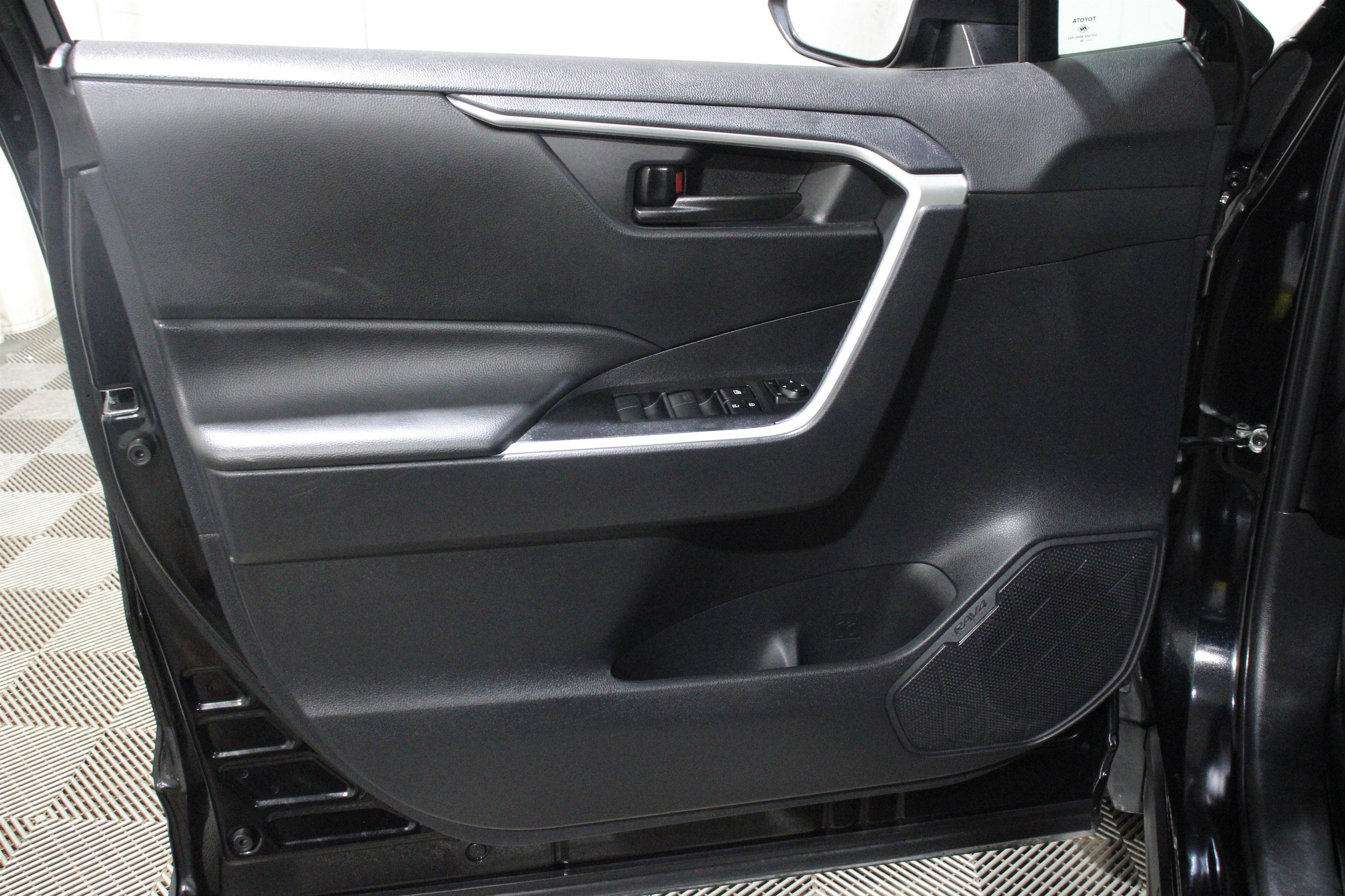 2024 Toyota RAV4 LE - Photo 6