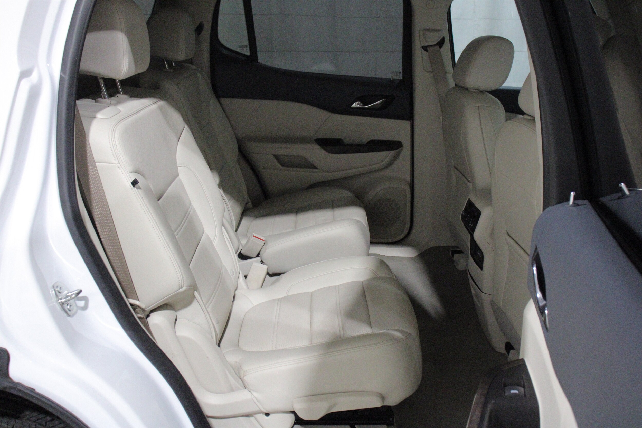 2023 GMC Acadia Denali - Photo 29