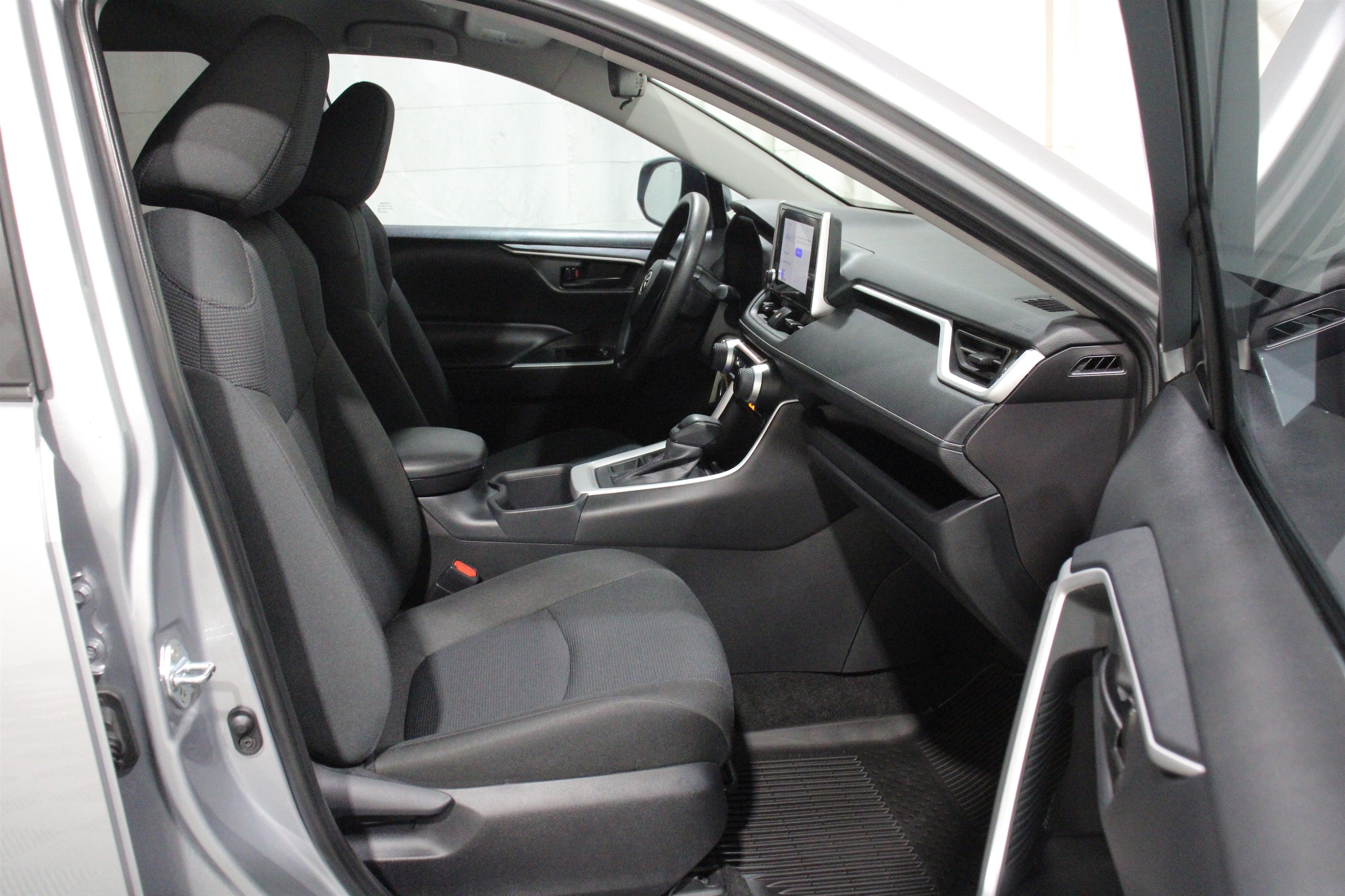 2025 Toyota RAV4 LE - Photo 26