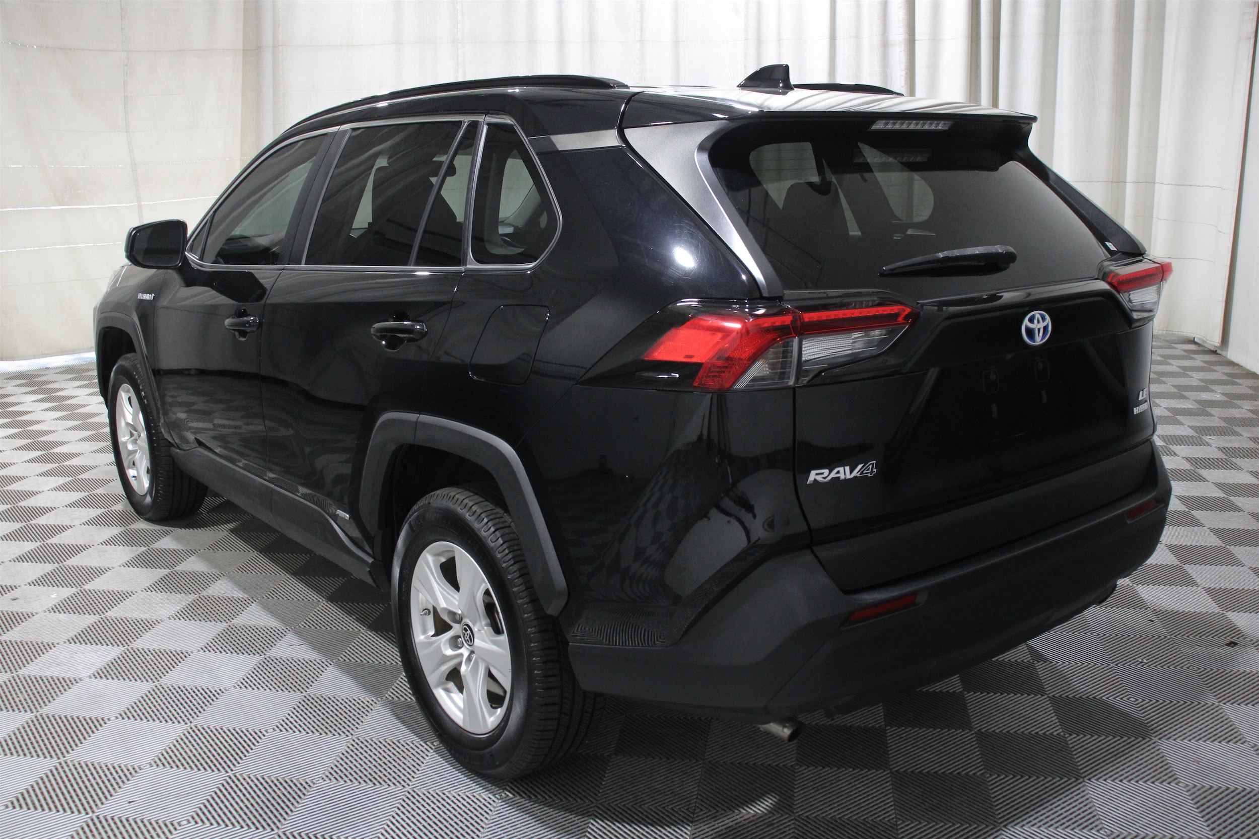 2021 Toyota RAV4 LE - Photo 33