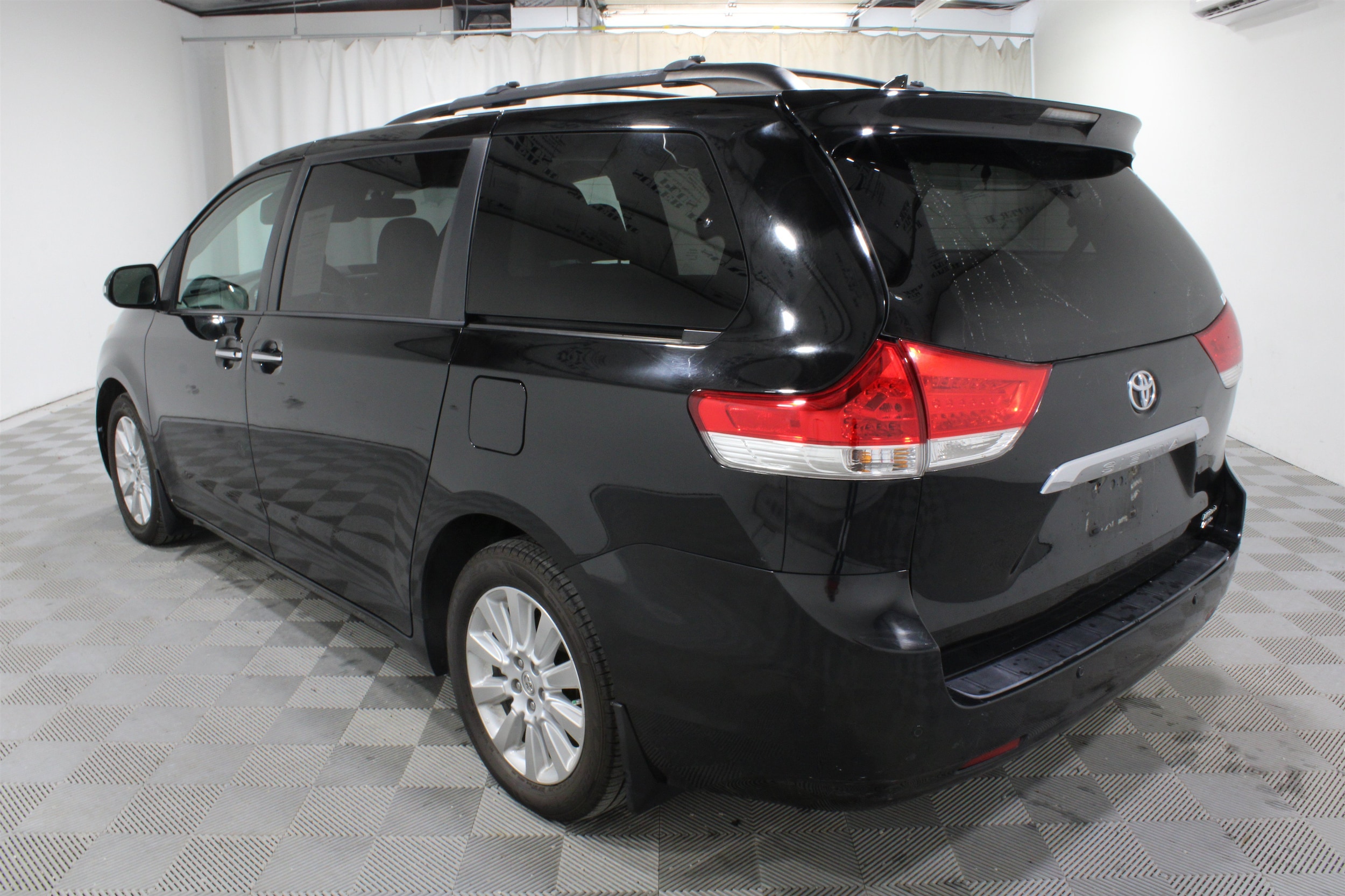 2014 Toyota Sienna Limited - Photo 32