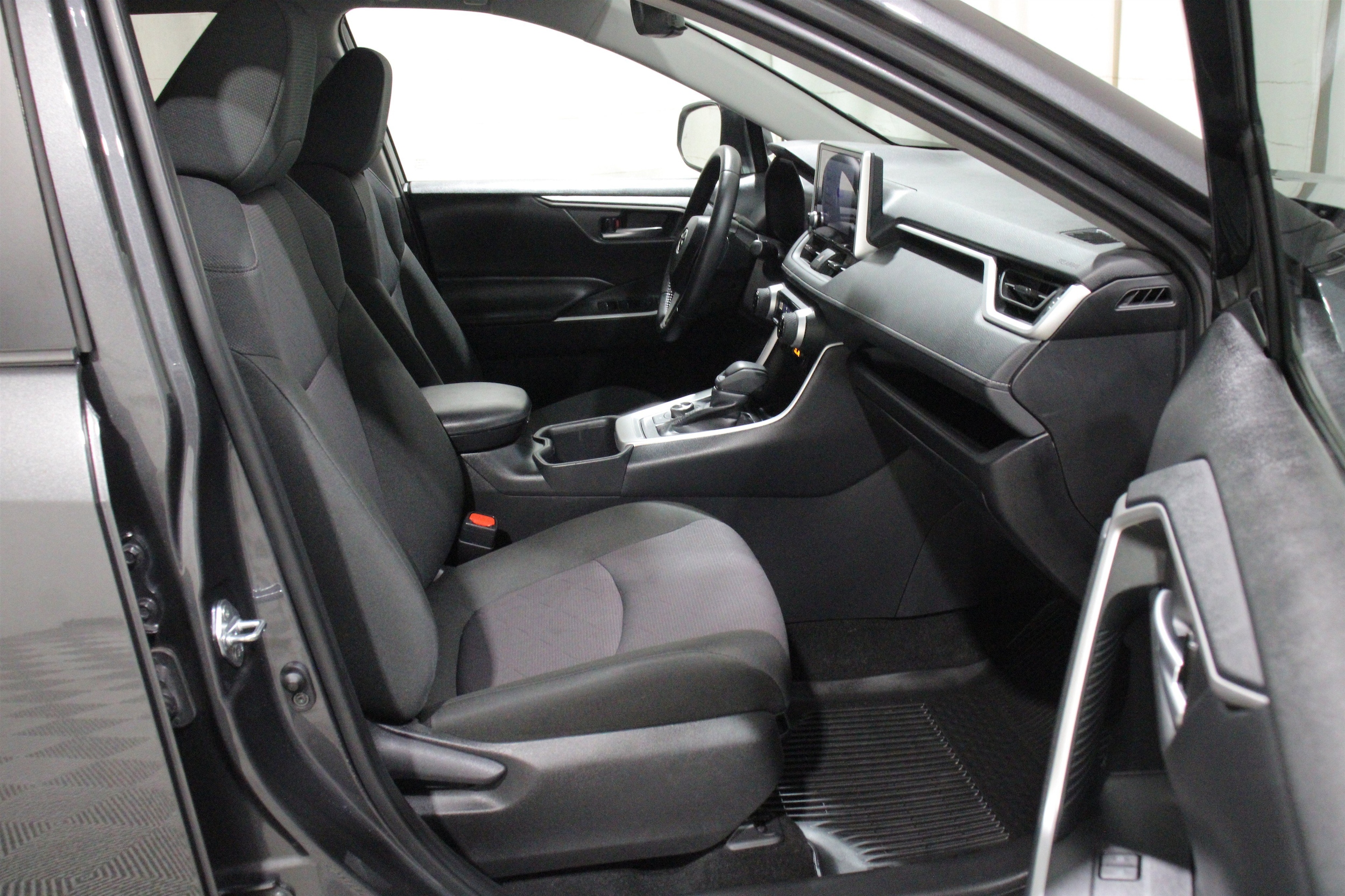 2025 Toyota RAV4 XLE - Photo 27