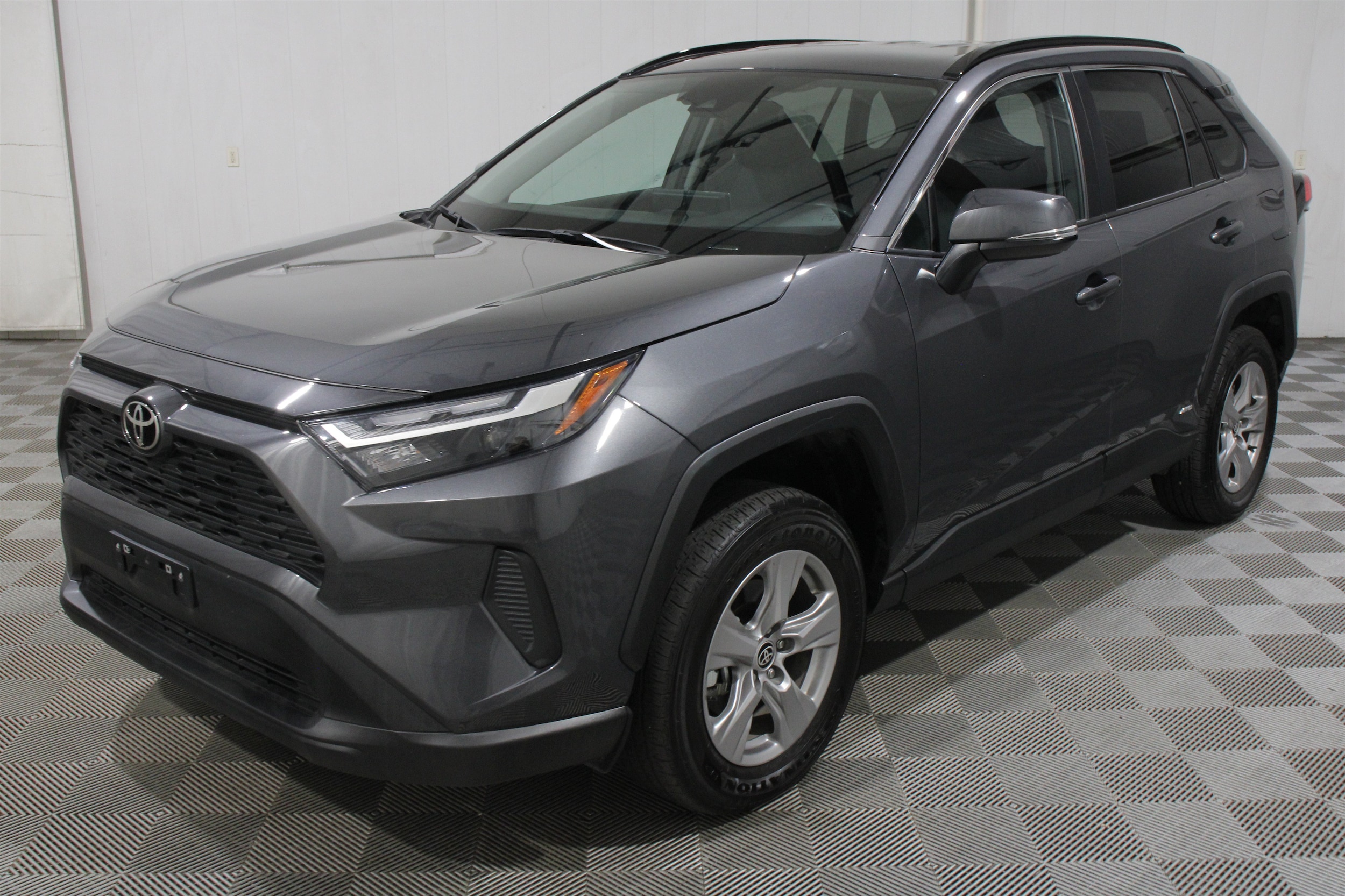 2025 Toyota RAV4 XLE - Photo 37