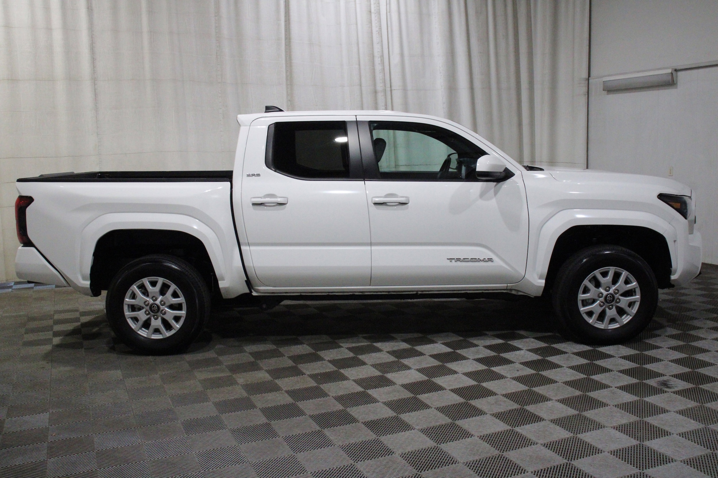 2024 Toyota Tacoma SR5 - Photo 32