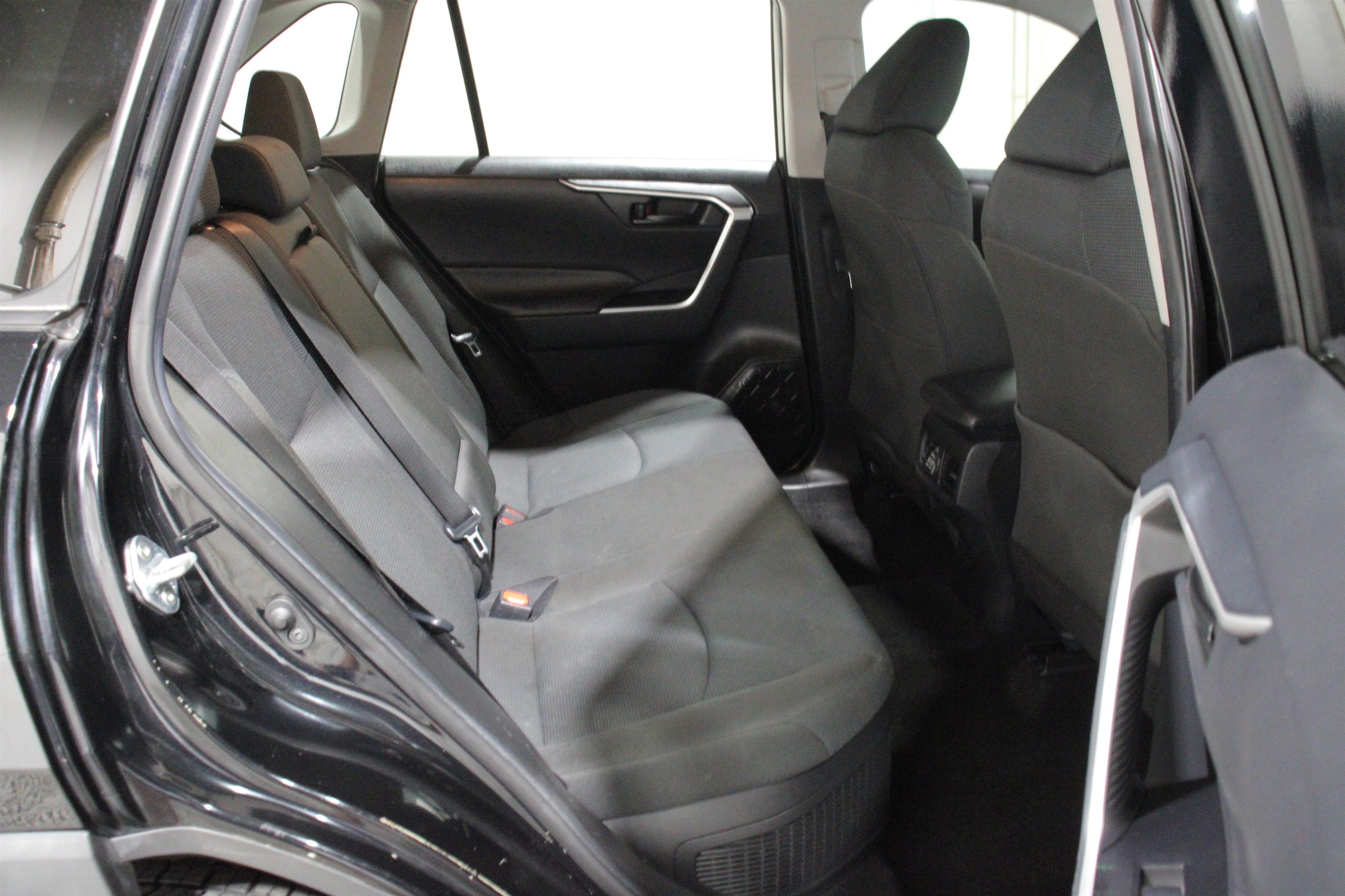 2021 Toyota RAV4 LE - Photo 24