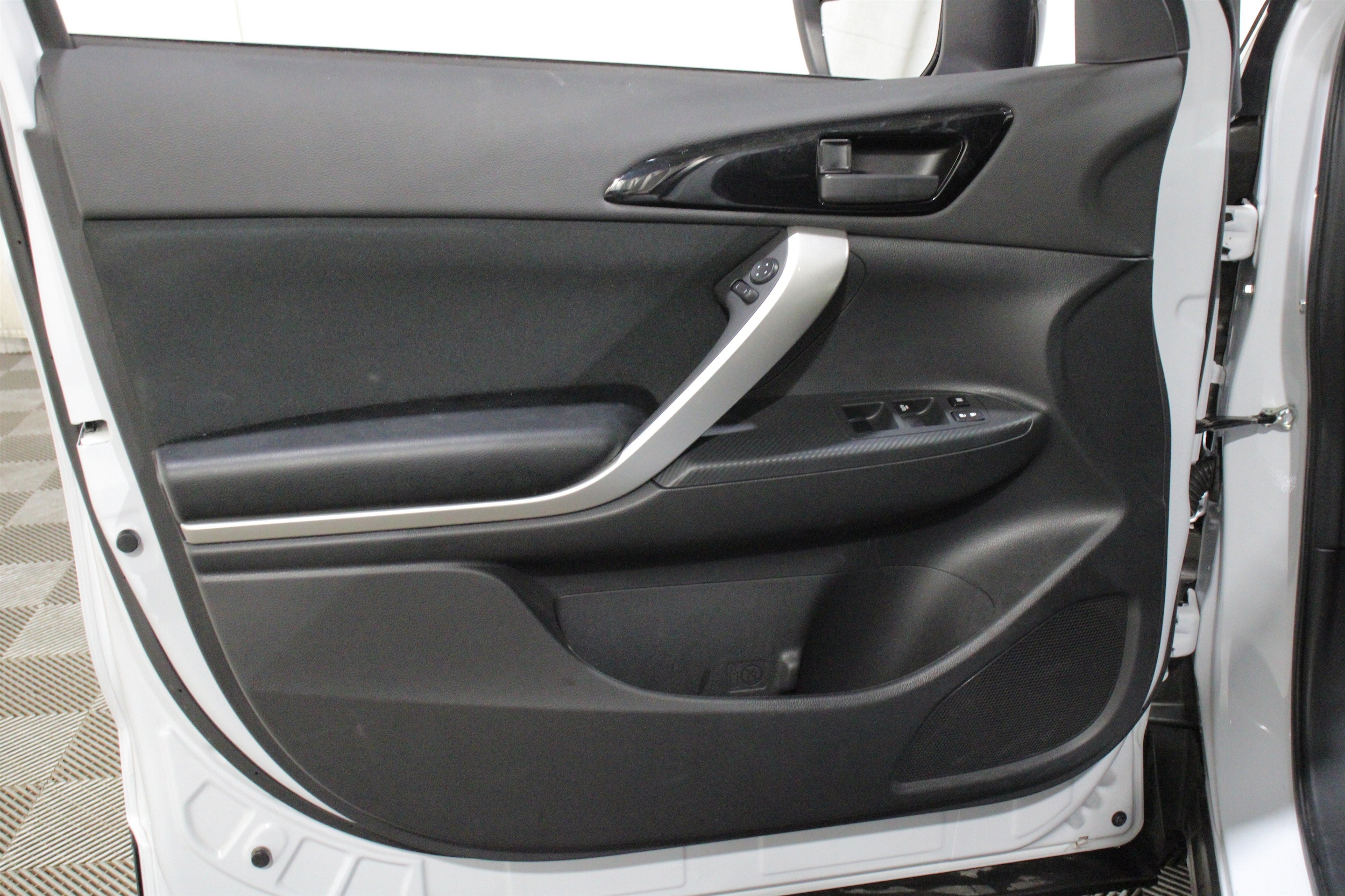 2024 Mitsubishi Eclipse Cross RALLIART - Photo 6