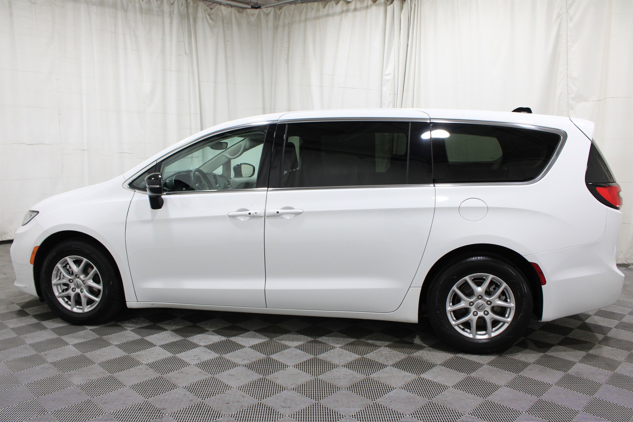 2024 Chrysler Pacifica Touring L - Photo 33