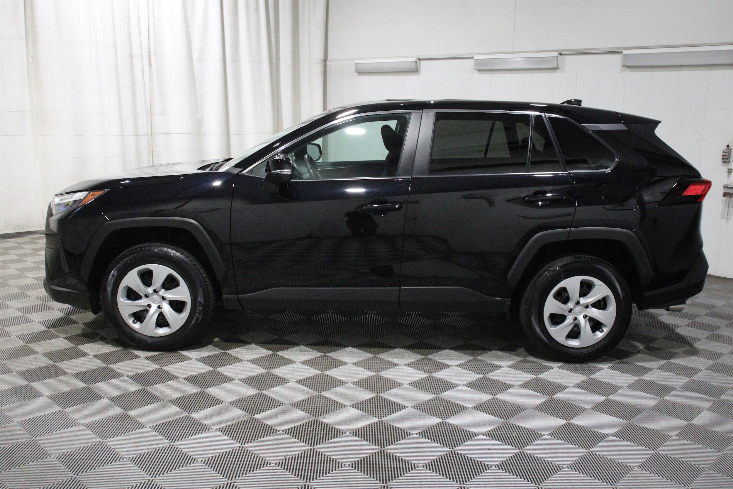 2024 Toyota RAV4 LE - Photo 33