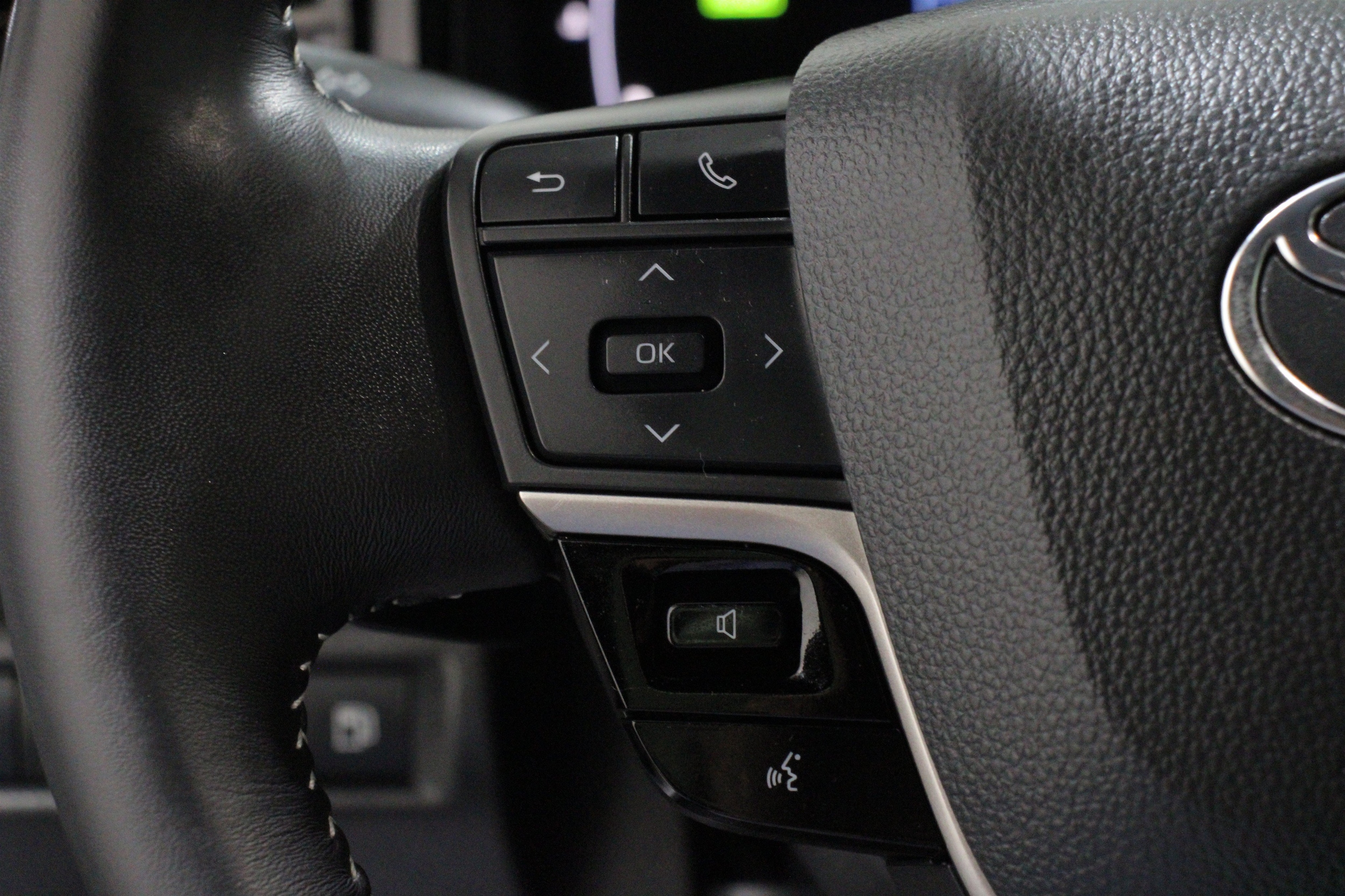 2025 Toyota Camry SE - Photo 9