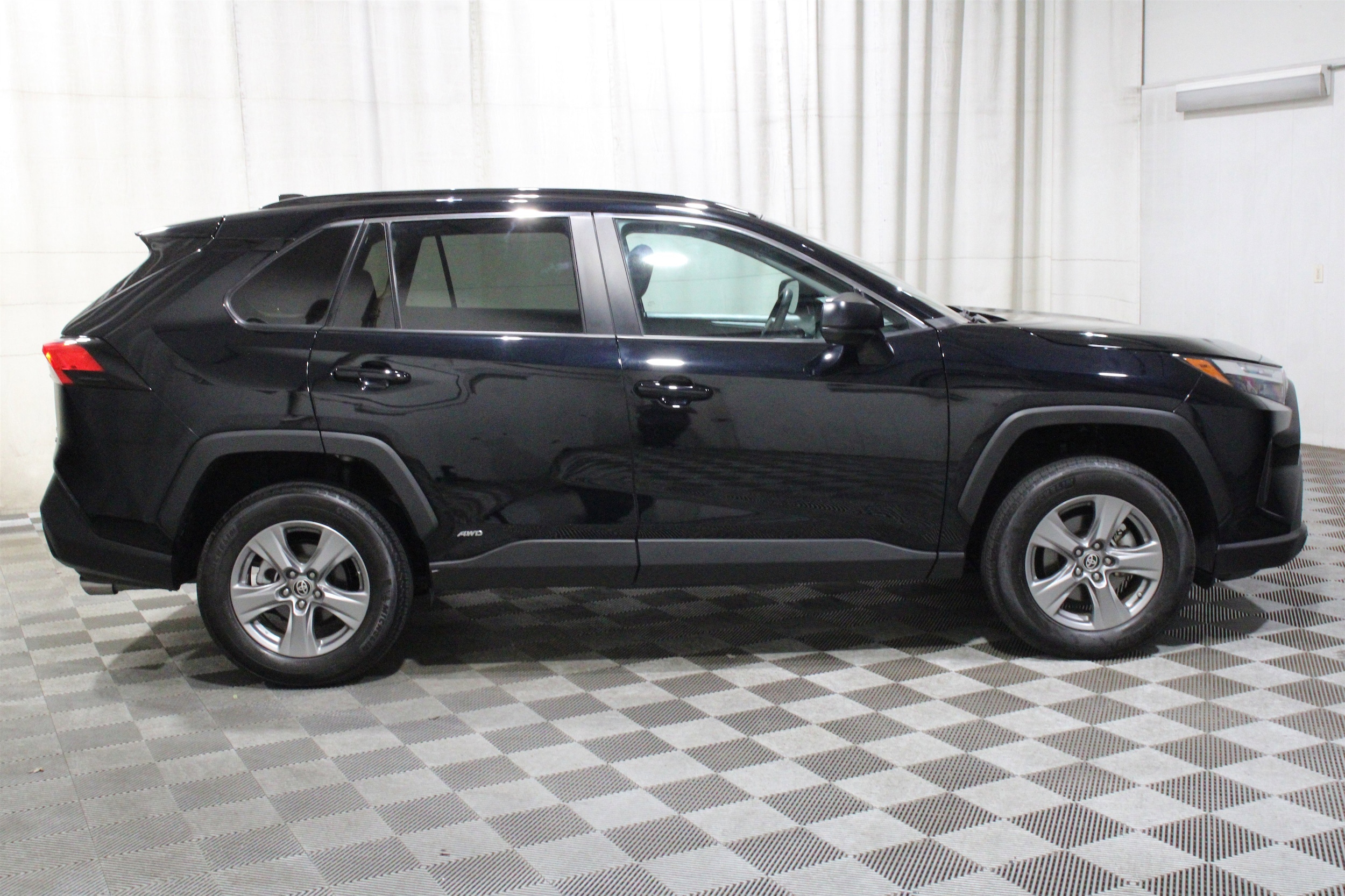 2024 Toyota RAV4 LE - Photo 28