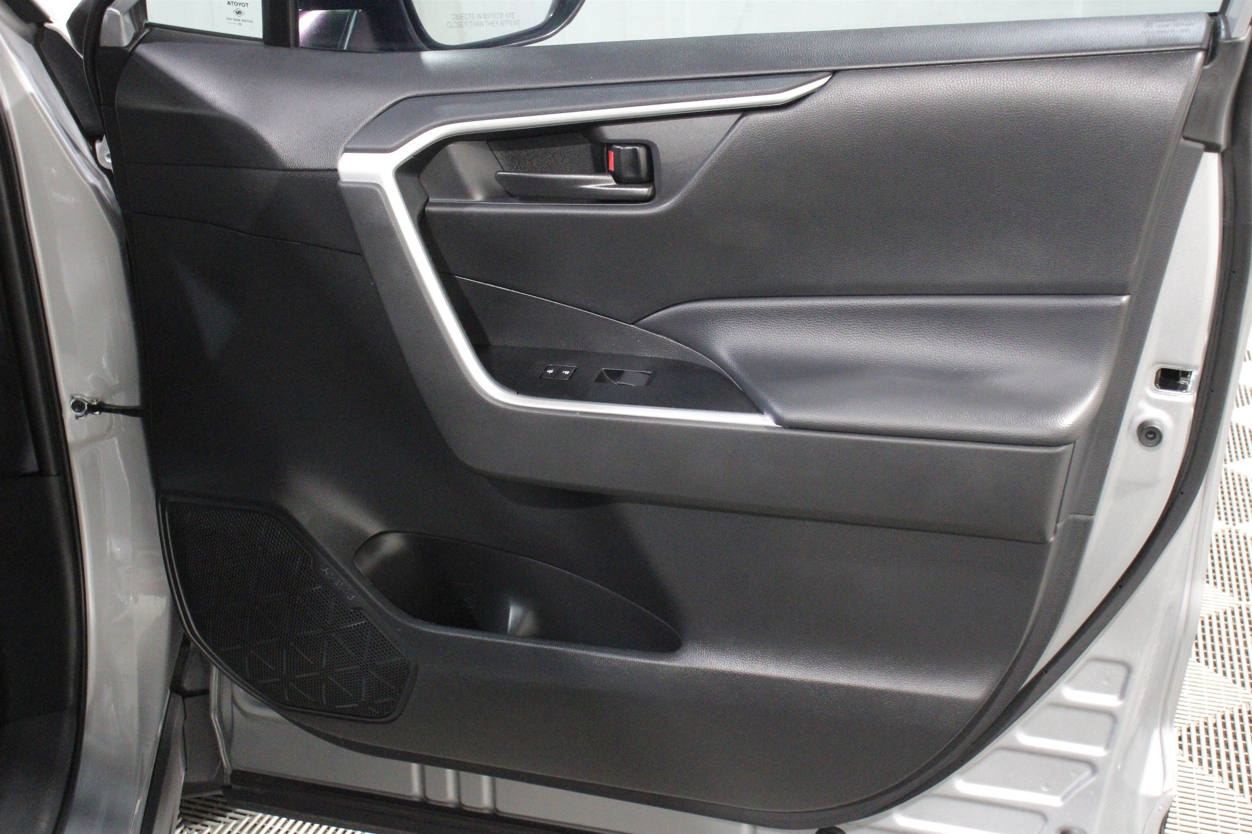 2025 Toyota RAV4 LE - Photo 28