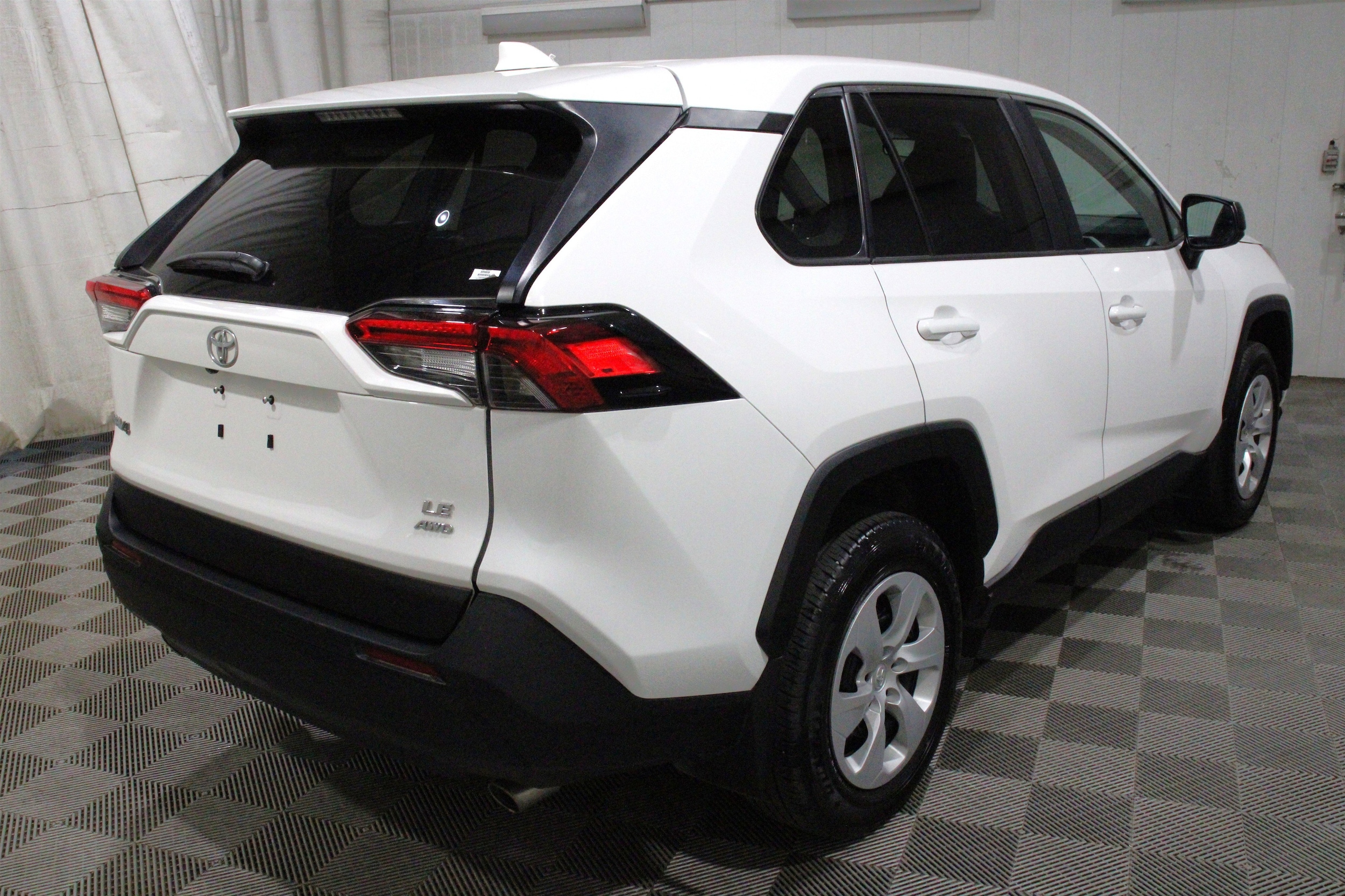 2025 Toyota RAV4 LE - Photo 31