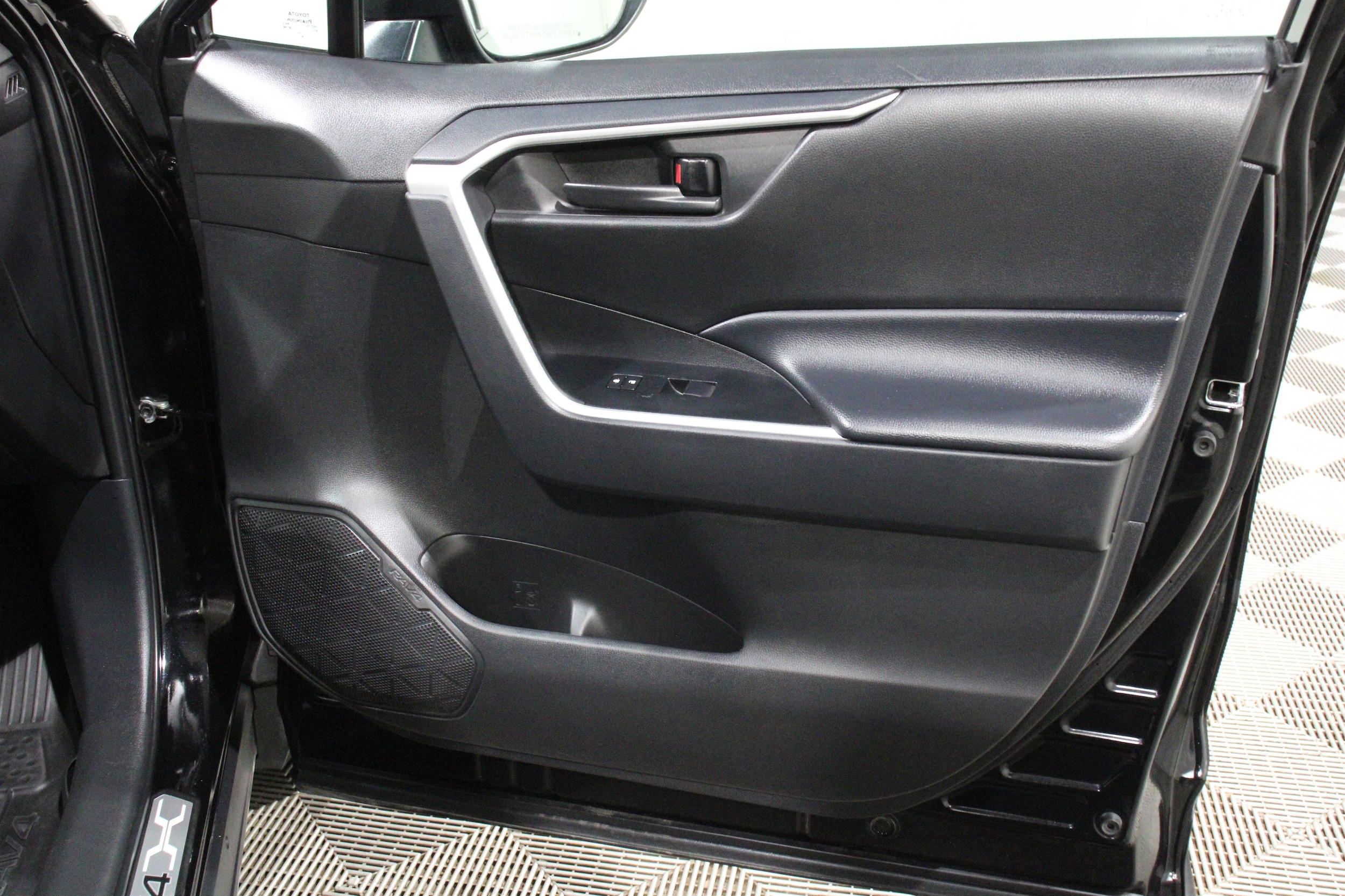 2024 Toyota RAV4 LE - Photo 27