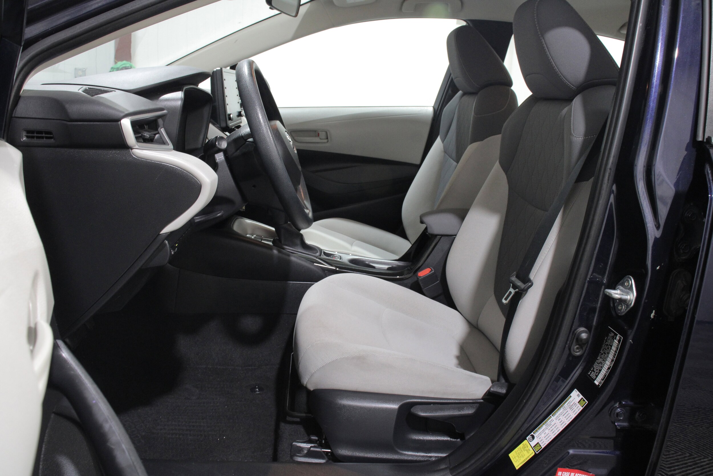 2022 Toyota Corolla LE photo 2