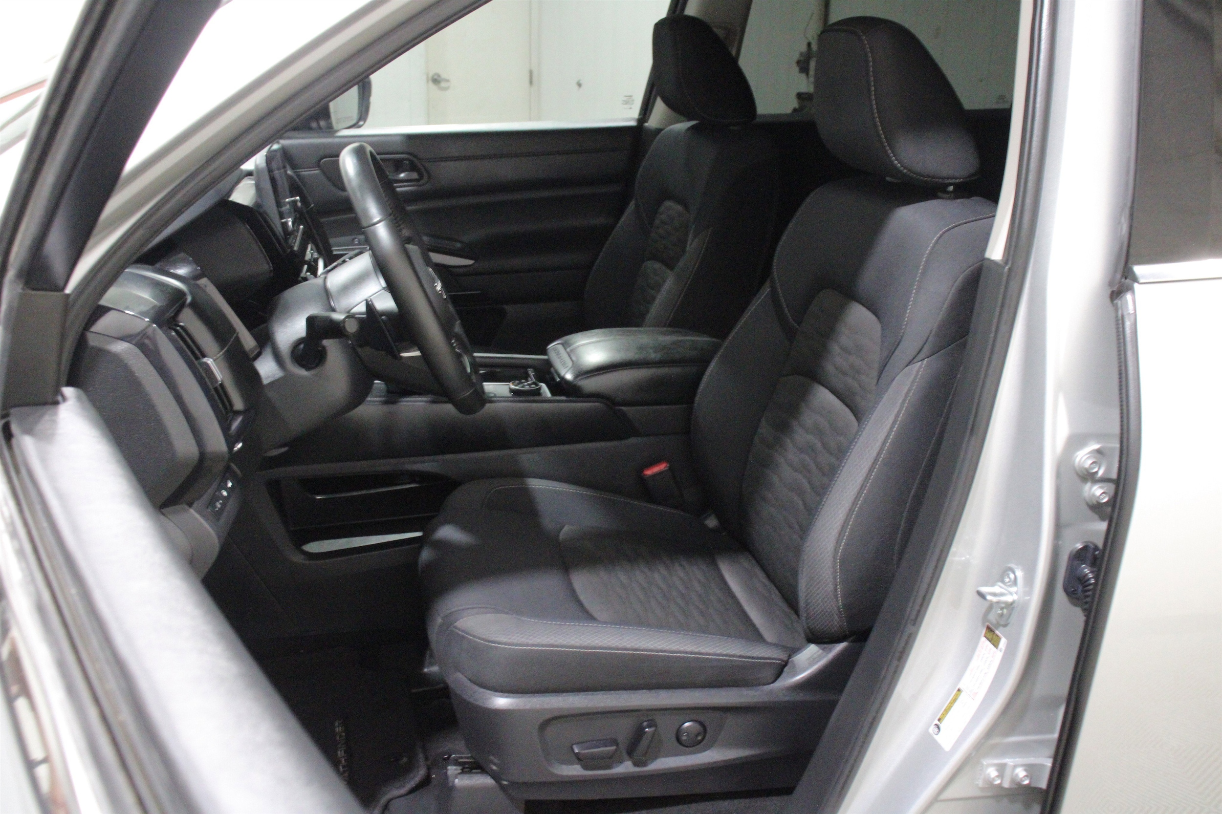 2025 Nissan Pathfinder SV - Photo 5
