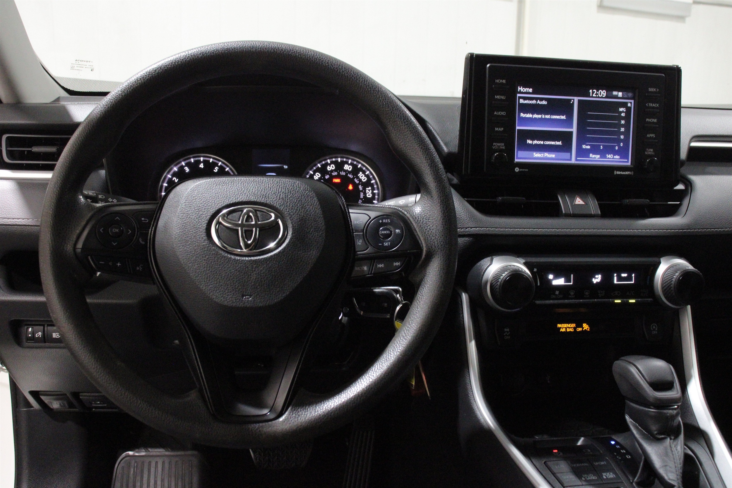 2022 Toyota RAV4 LE - Photo 8