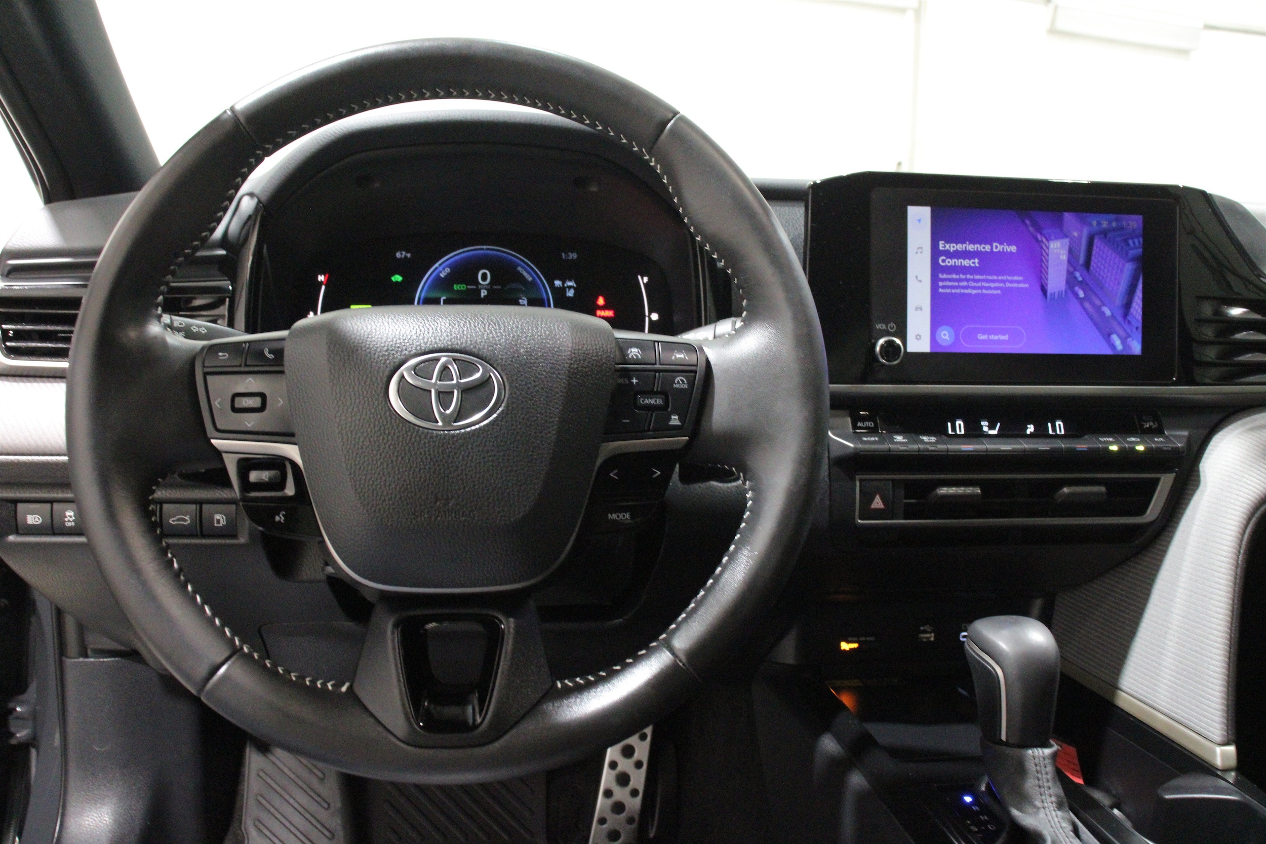 2025 Toyota Camry SE - Photo 8