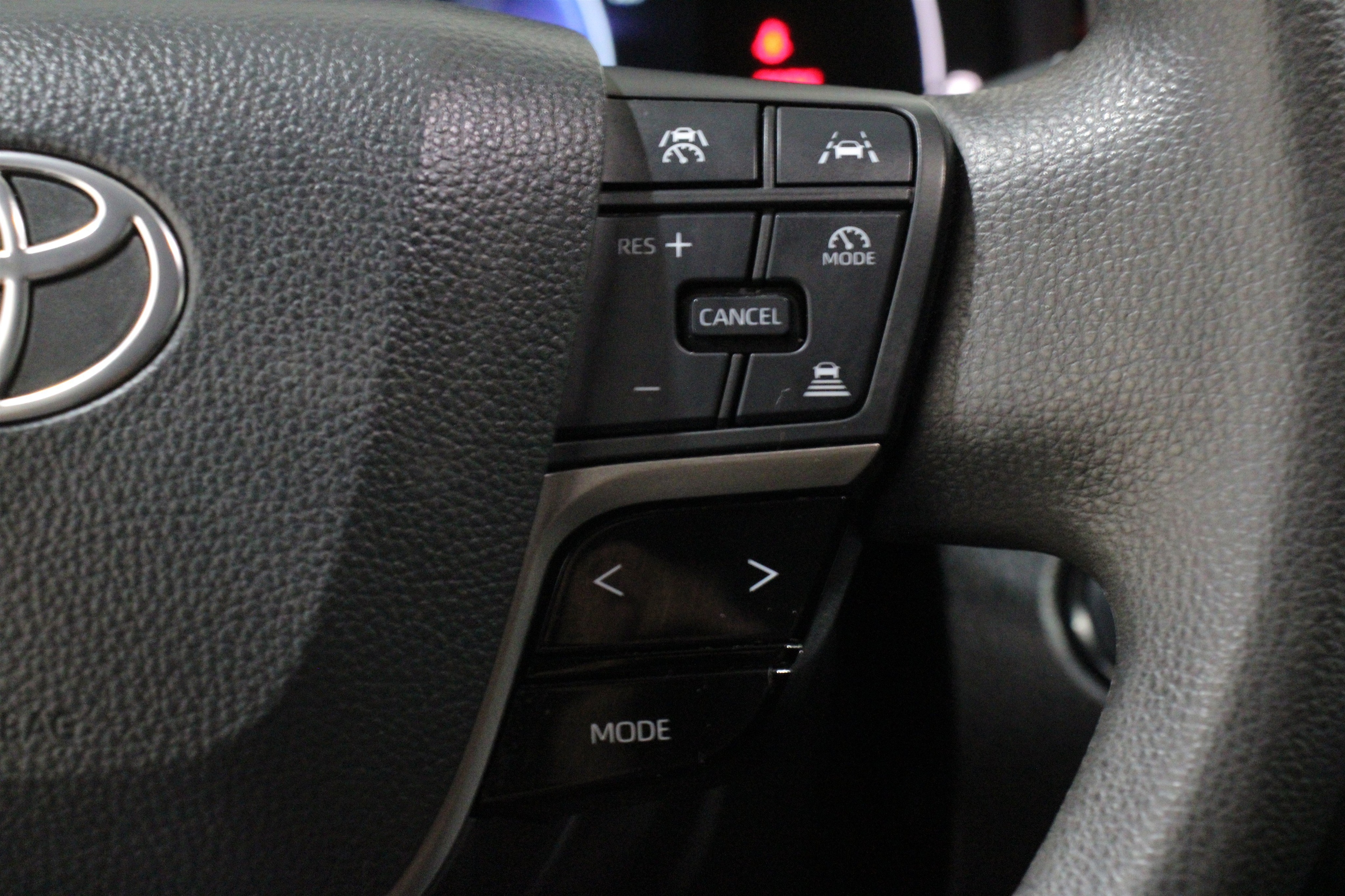 2025 Toyota Camry LE - Photo 10
