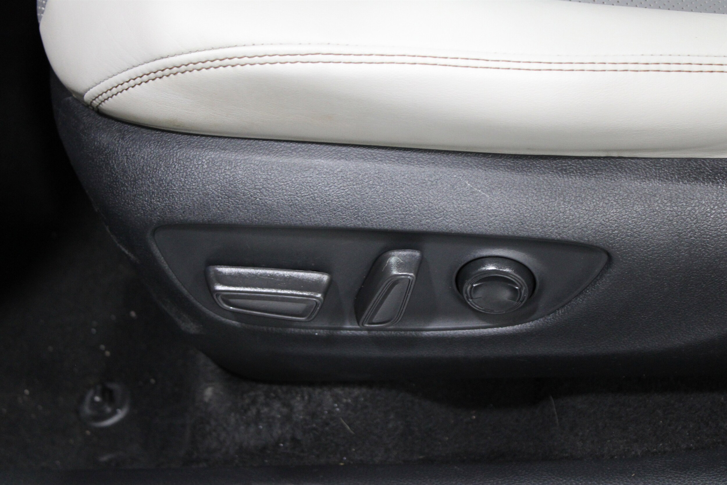 2022 Toyota RAV4 Hybrid Limited photo 4