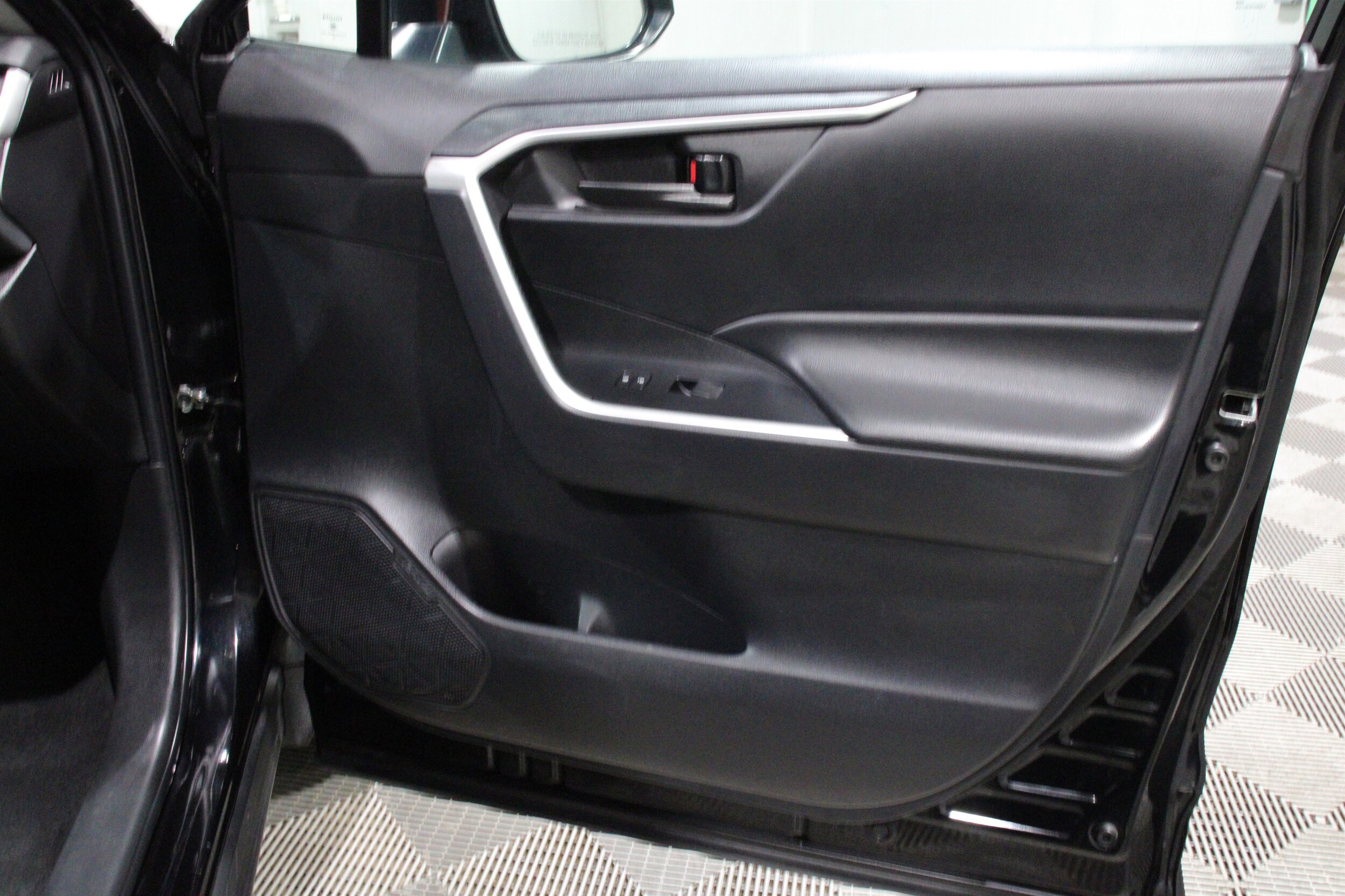 2024 Toyota RAV4 LE - Photo 26