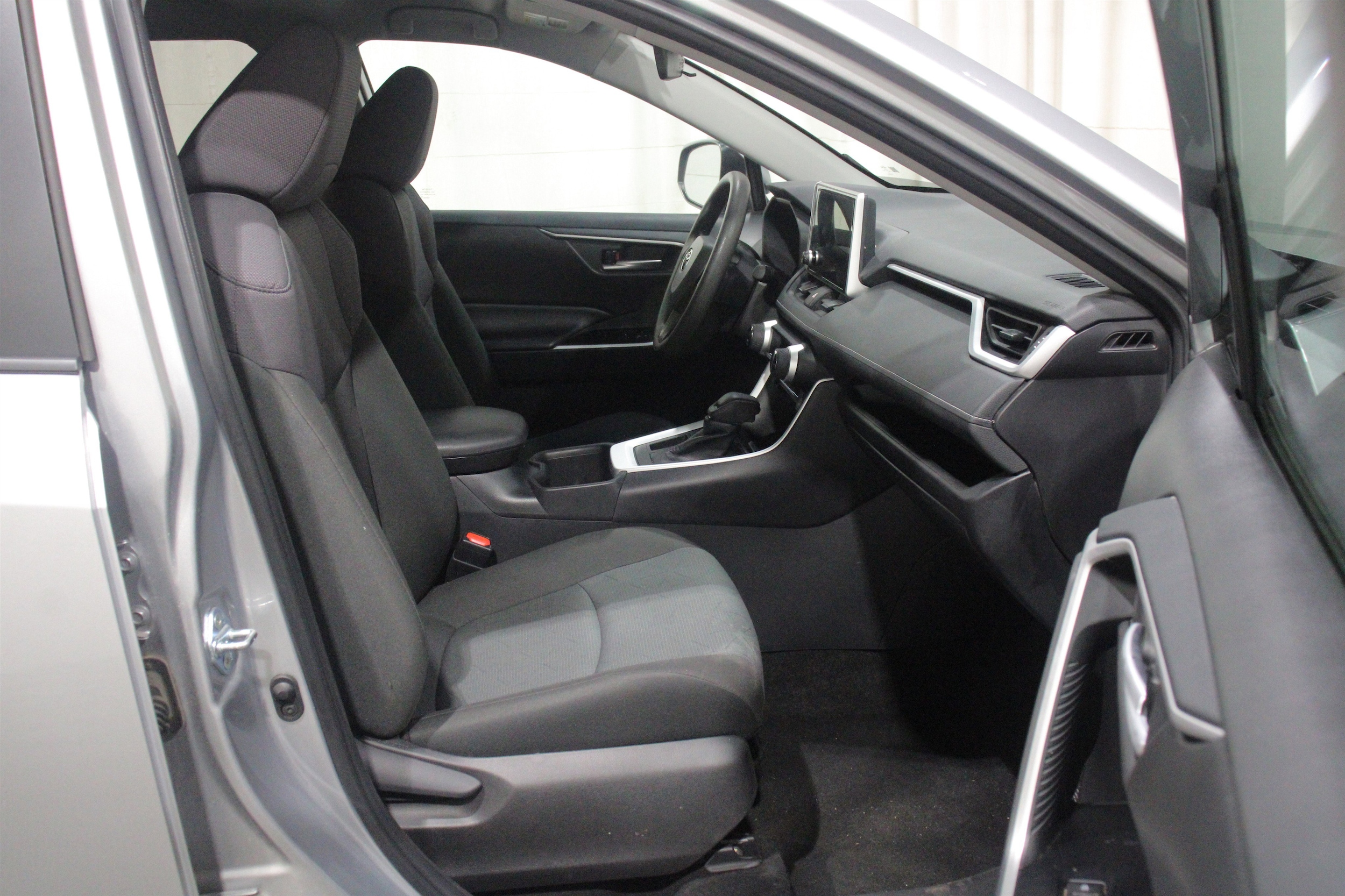 2025 Toyota RAV4 XLE - Photo 27