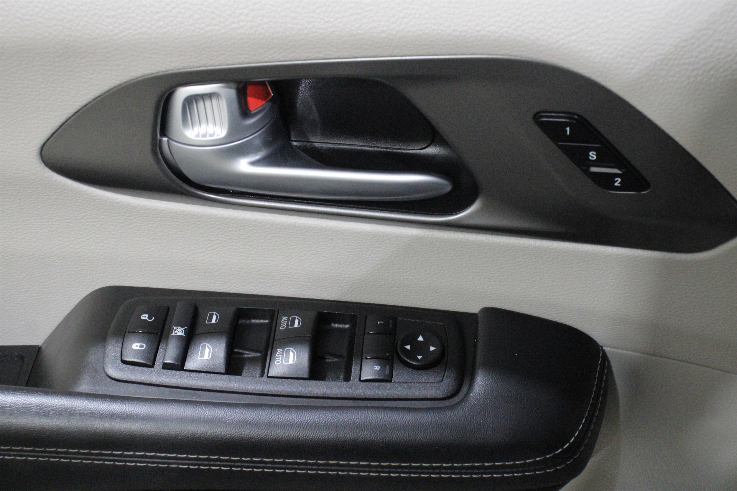 2024 Chrysler Pacifica Touring L - Photo 7