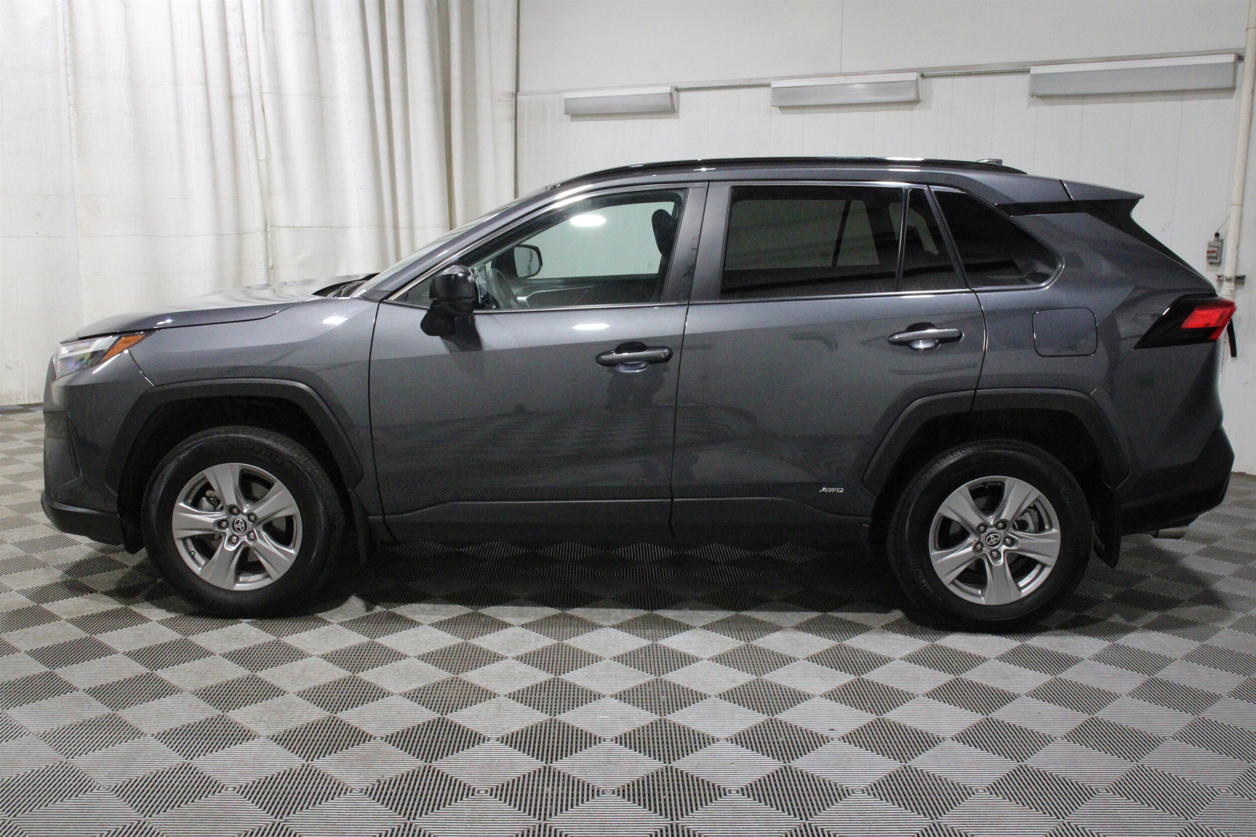 2024 Toyota RAV4 LE - Photo 34