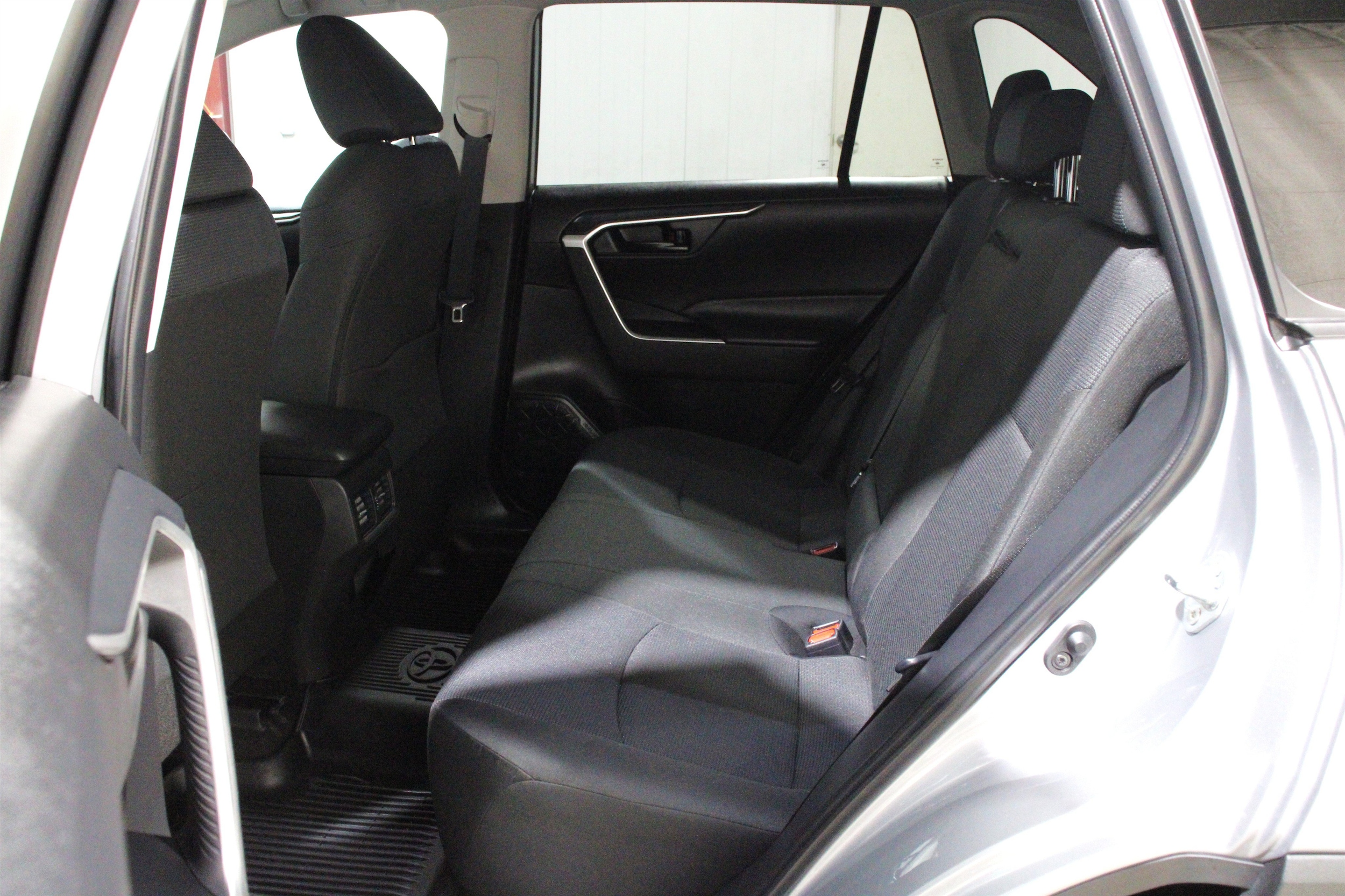 2025 Toyota RAV4 LE - Photo 23