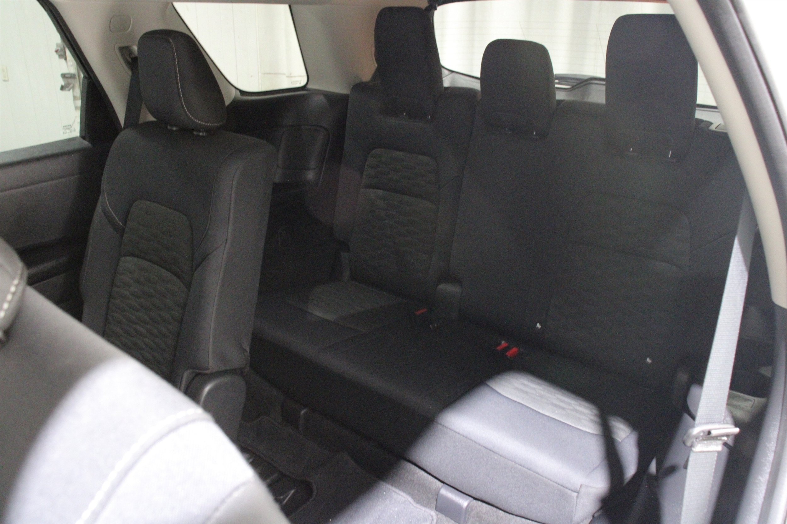 2025 Nissan Pathfinder SV - Photo 24