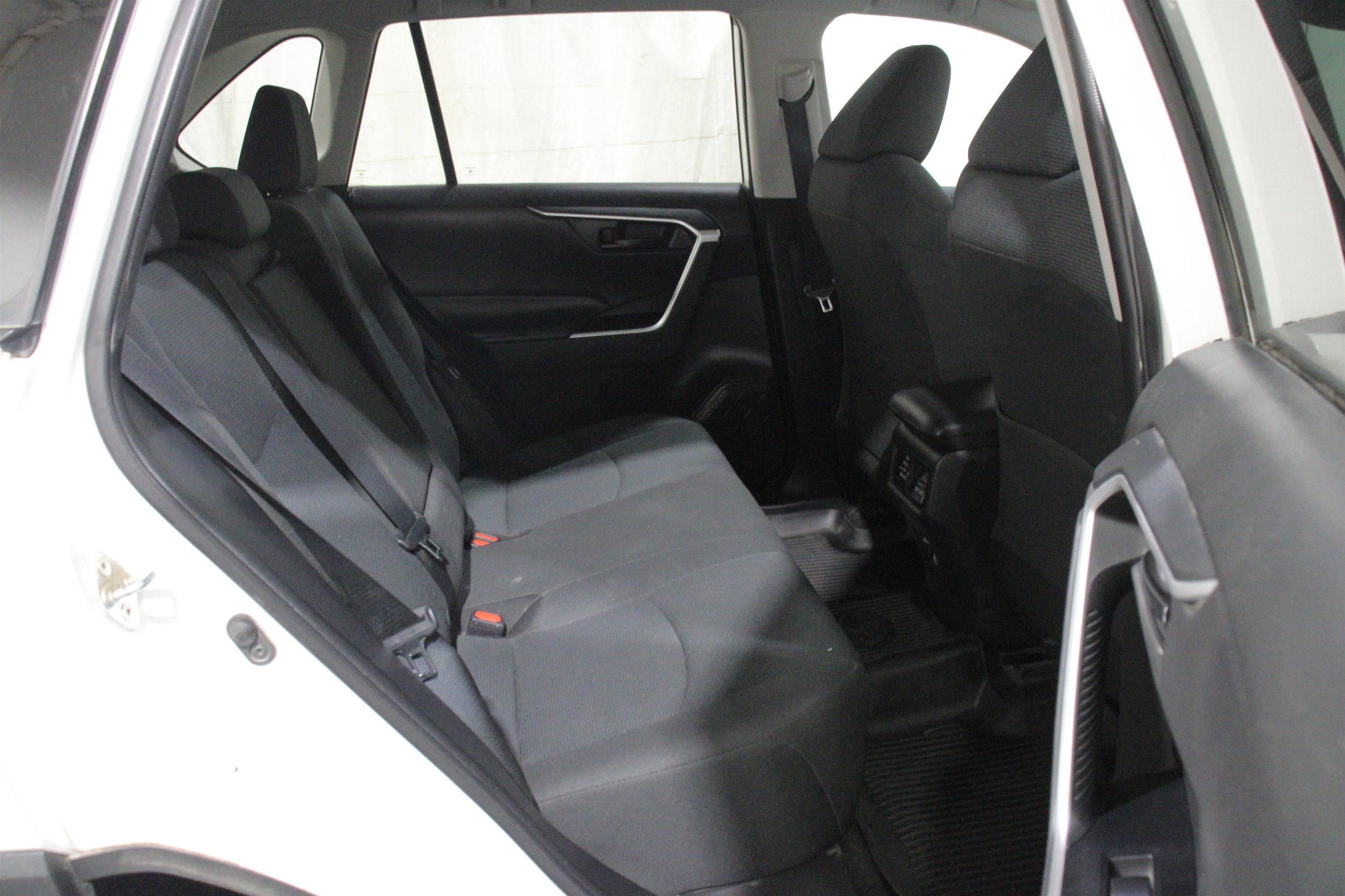 2022 Toyota RAV4 LE - Photo 24