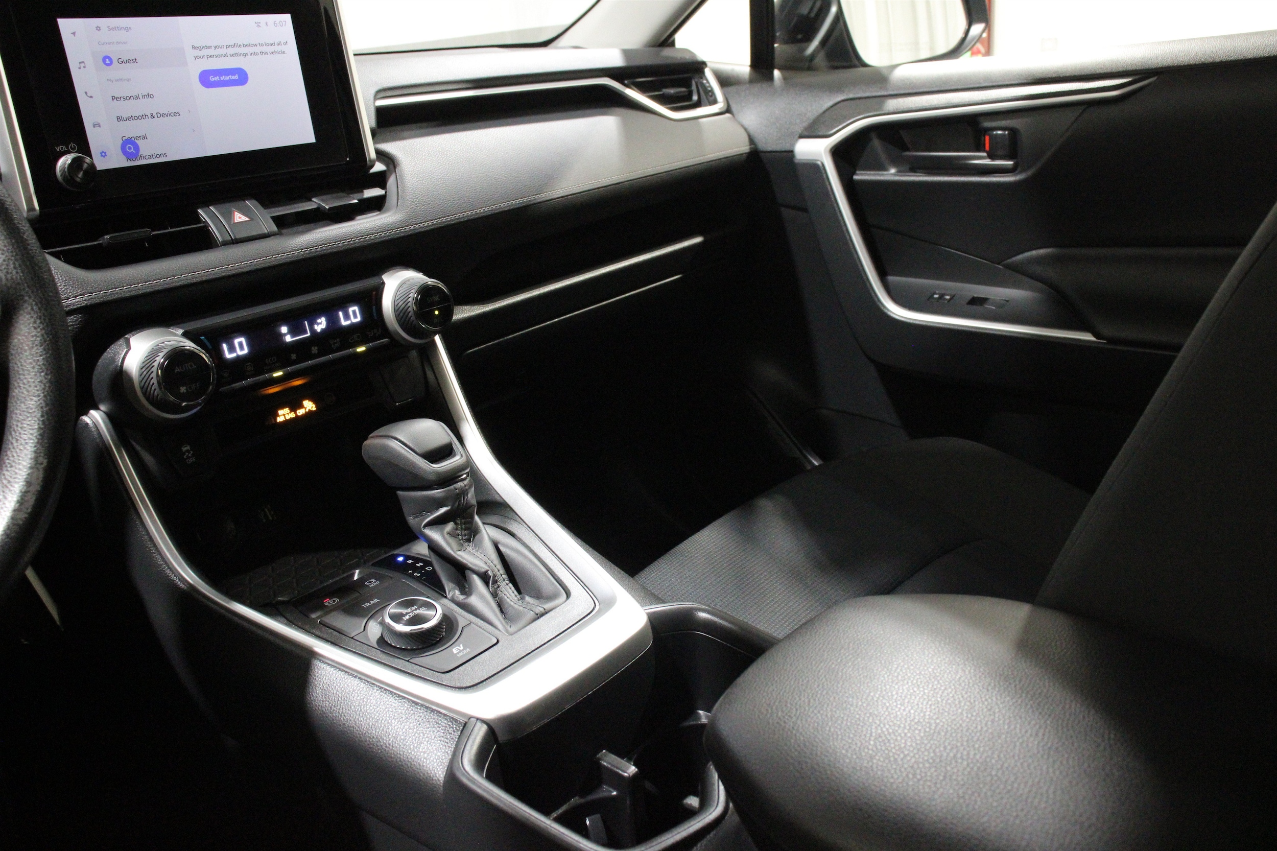2025 Toyota RAV4 LE - Photo 20