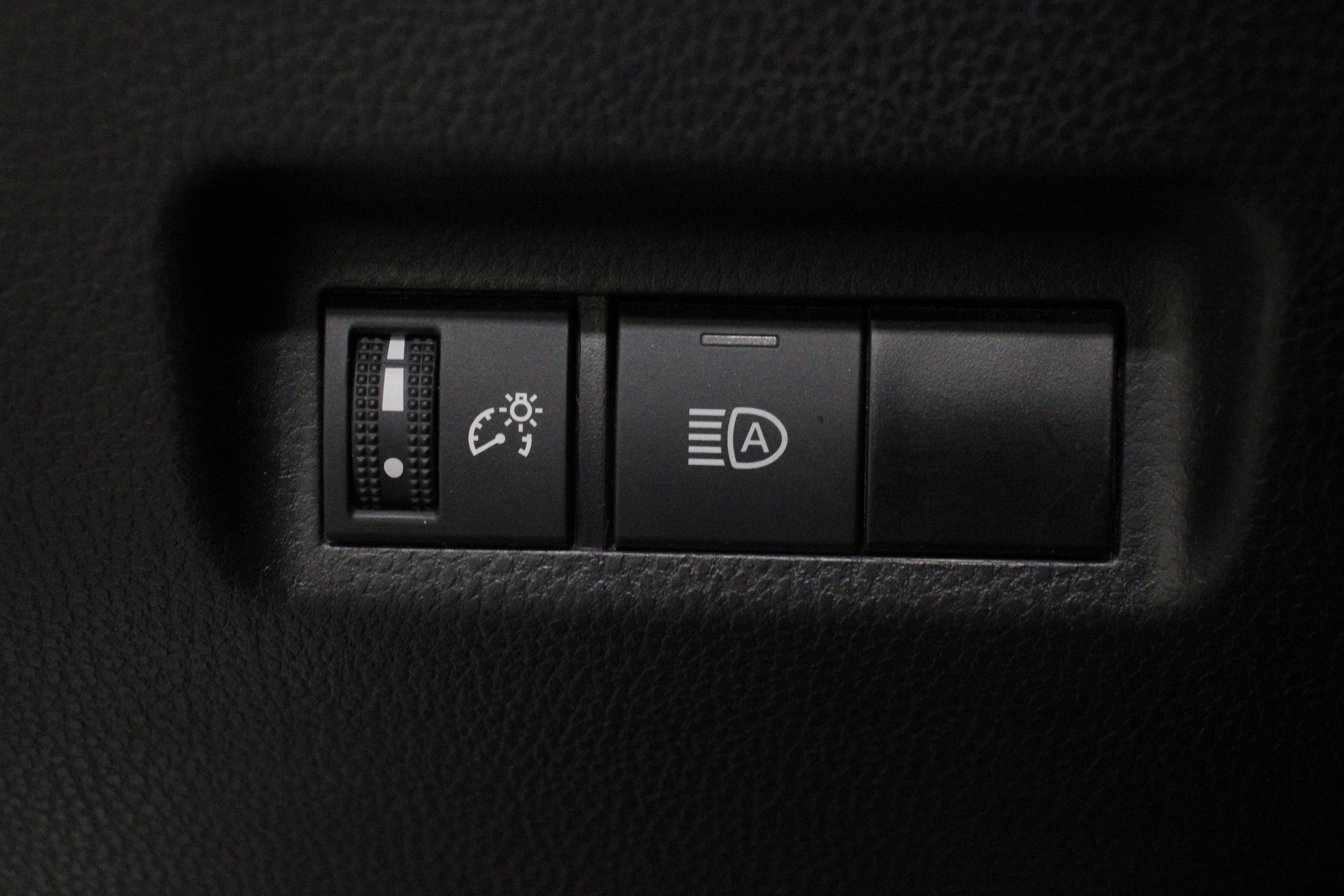 2025 Toyota RAV4 XLE - Photo 11