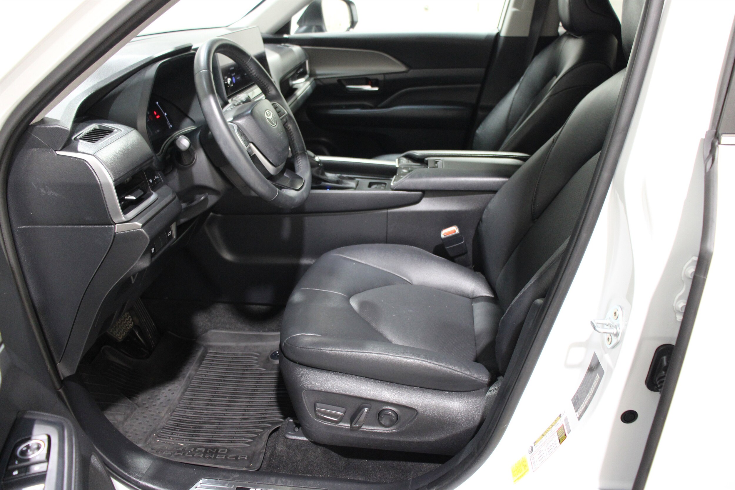 2024 Toyota Highlander Hybrid XLE photo 2