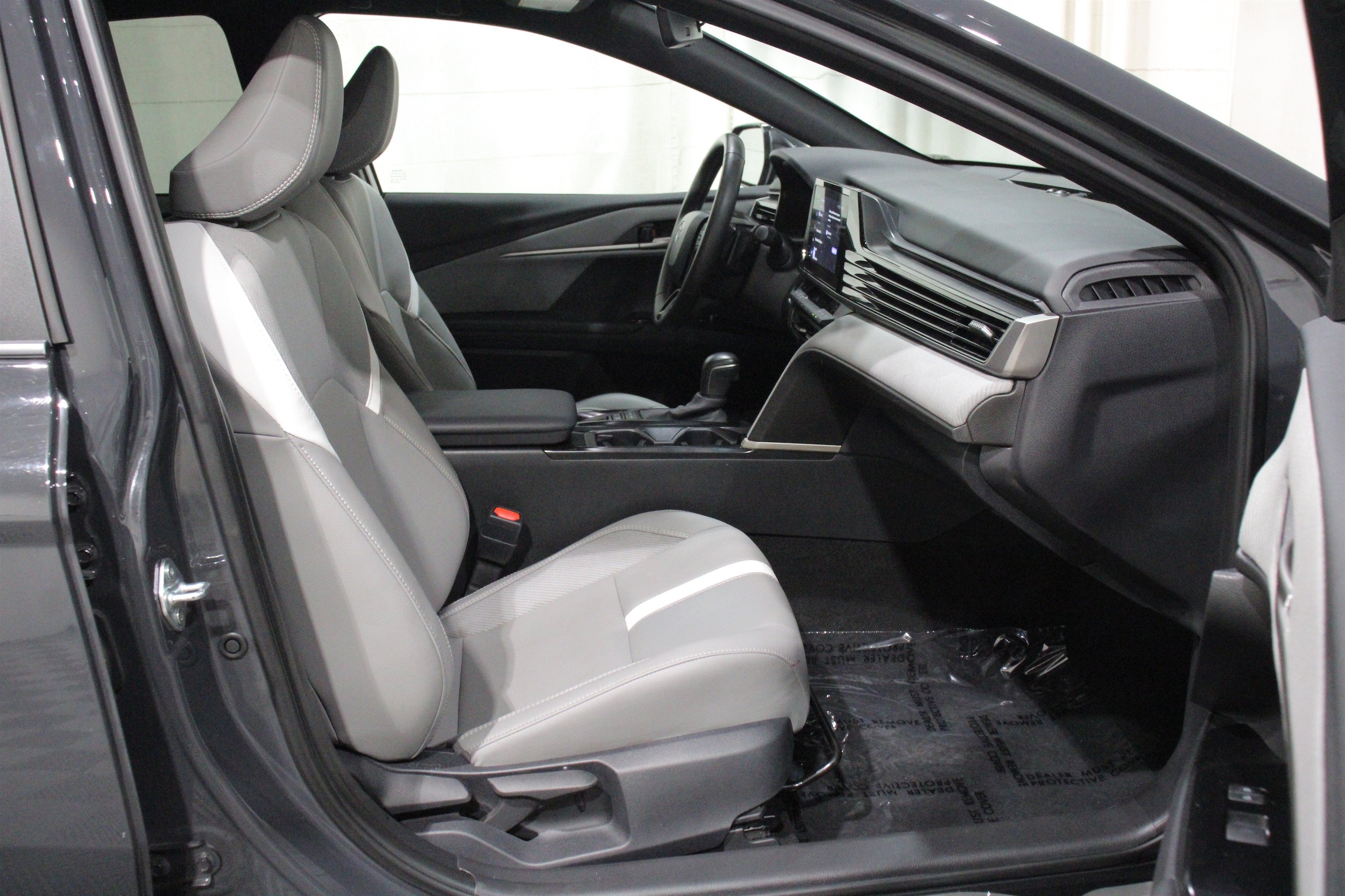 2025 Toyota Camry SE - Photo 26
