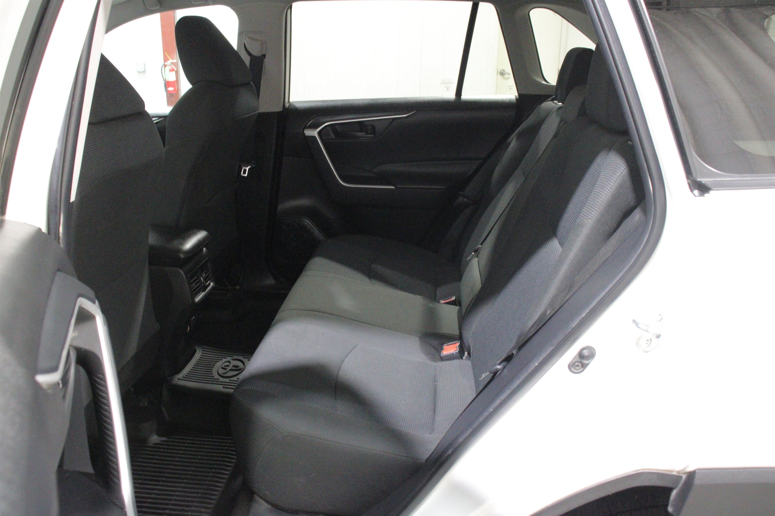 2022 Toyota RAV4 LE - Photo 22