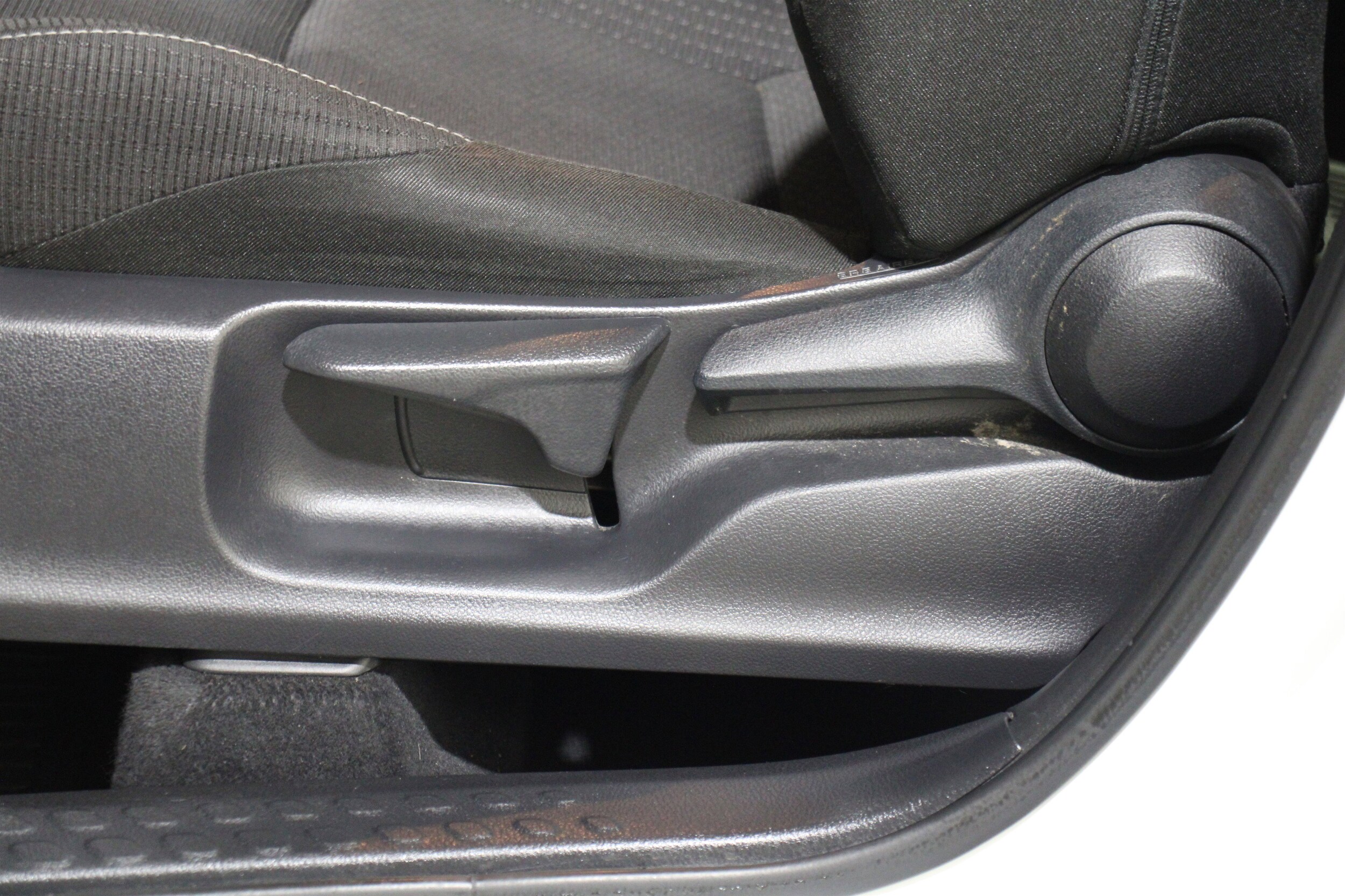 2019 Toyota C-HR XLE photo 4