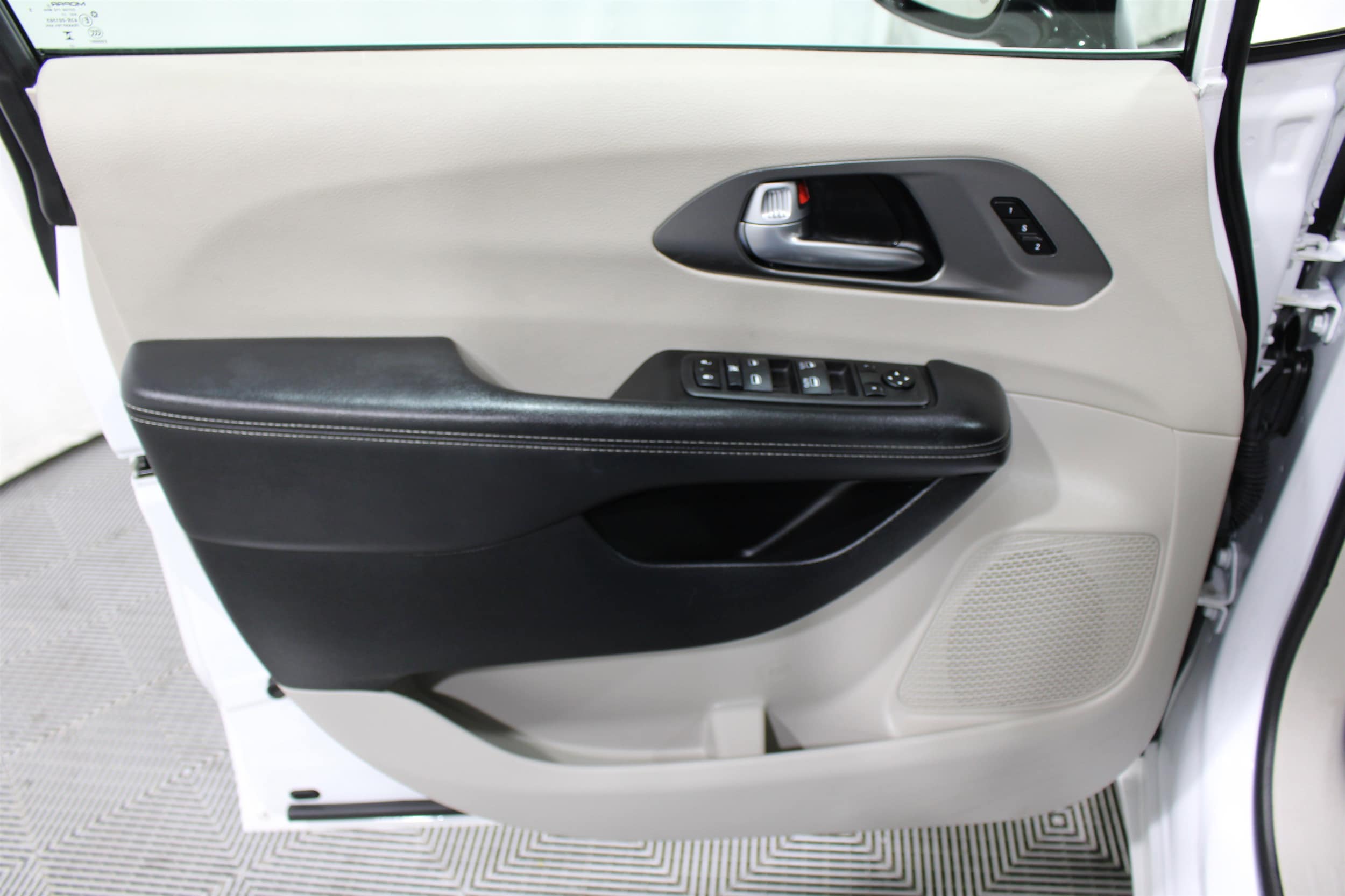 2024 Chrysler Pacifica Touring L - Photo 6