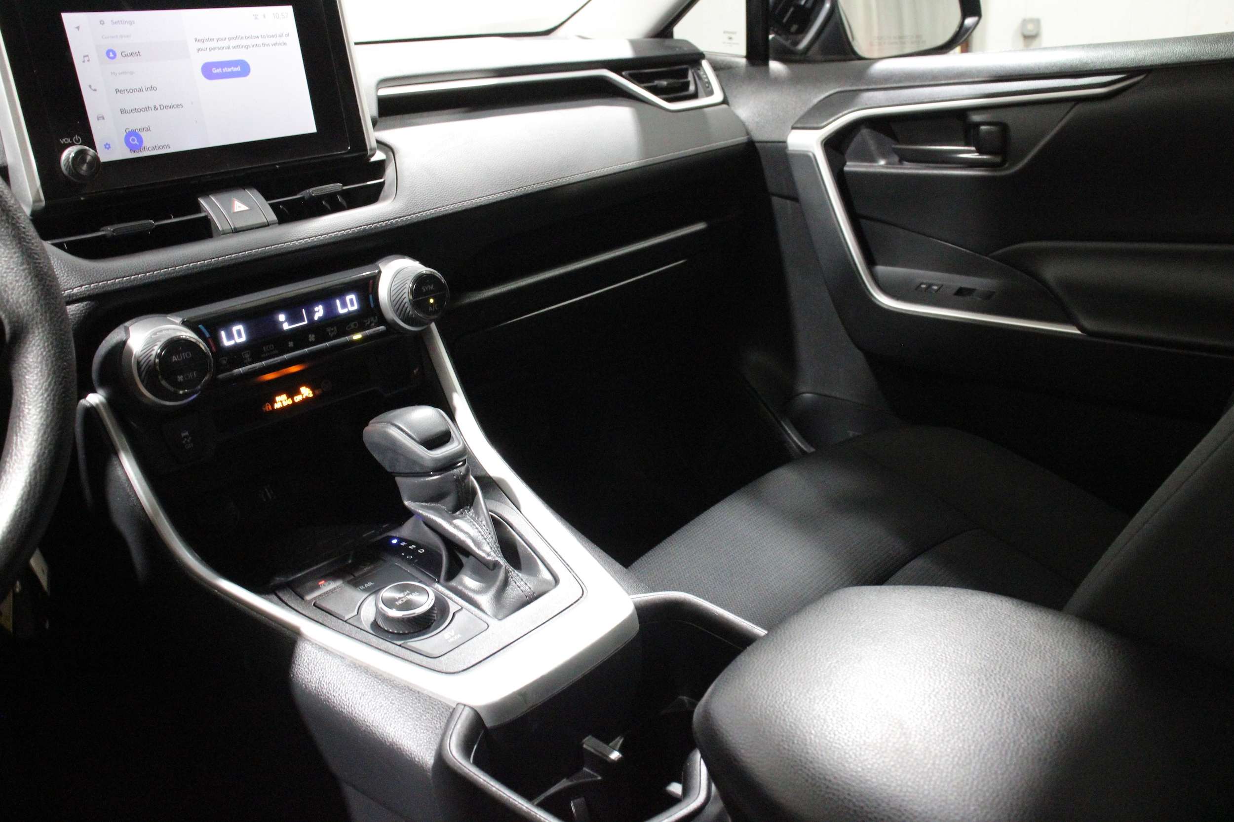 2024 Toyota RAV4 LE - Photo 20
