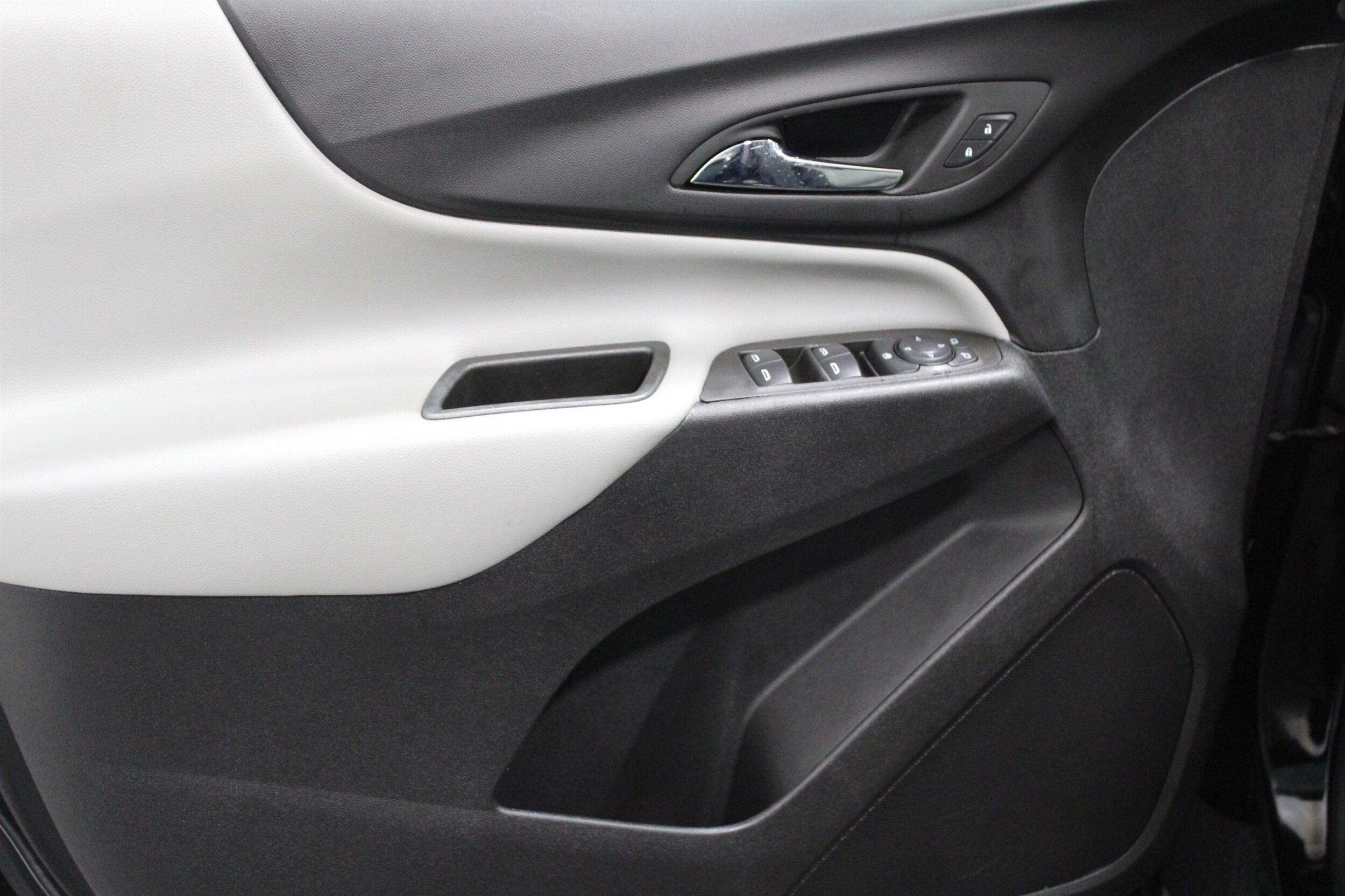 2024 Chevrolet Equinox LS photo 3