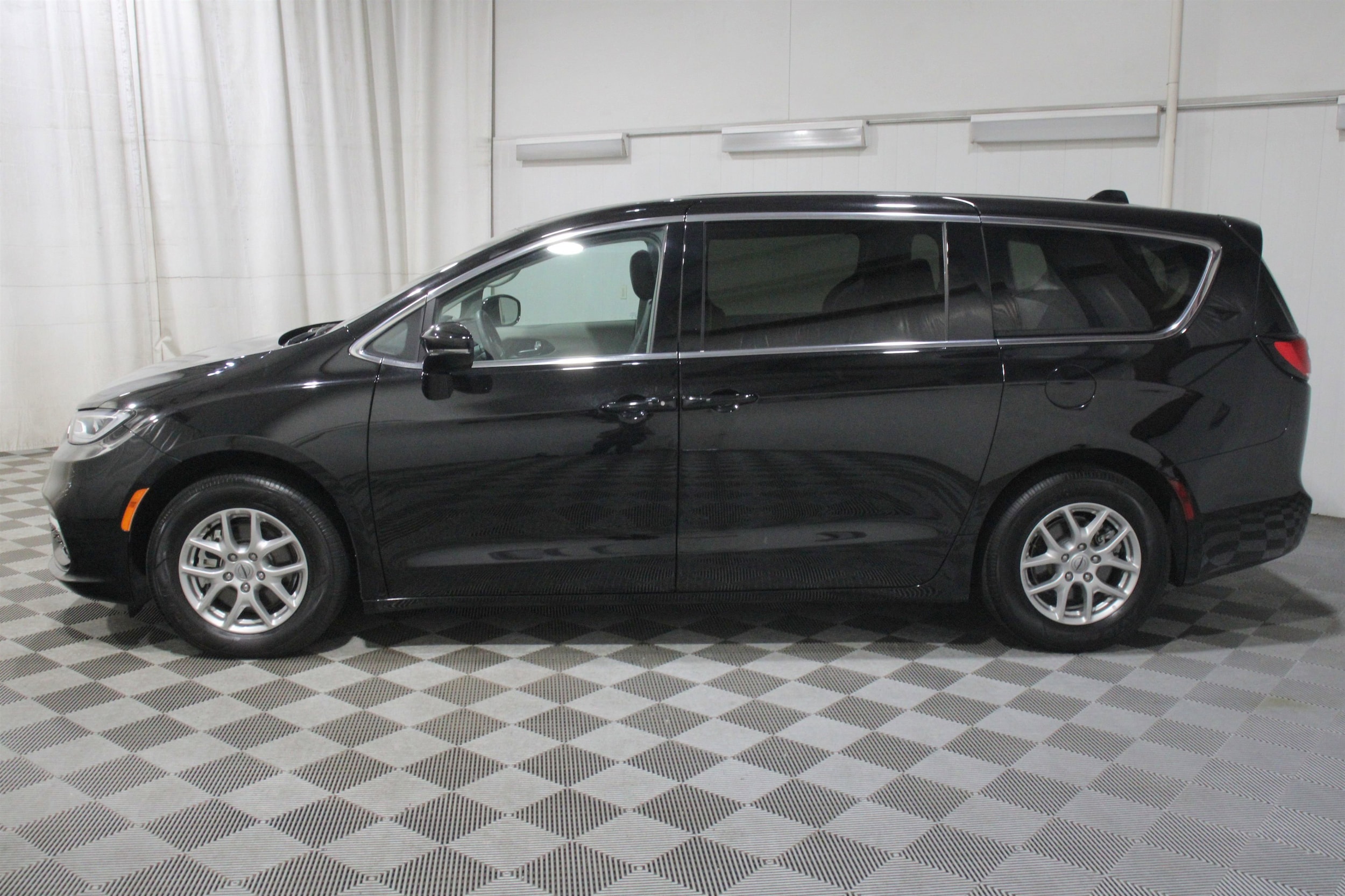2024 Chrysler Pacifica Touring L - Photo 37